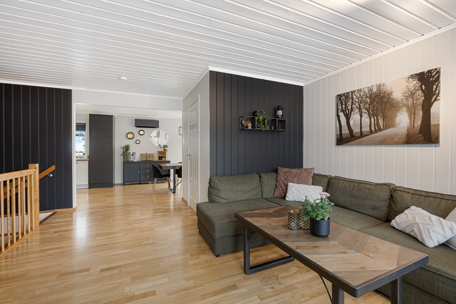 Oppe i første etasje er det delvis åpen løsning mellom stue, spisestue og kjøkken. Galleribilde