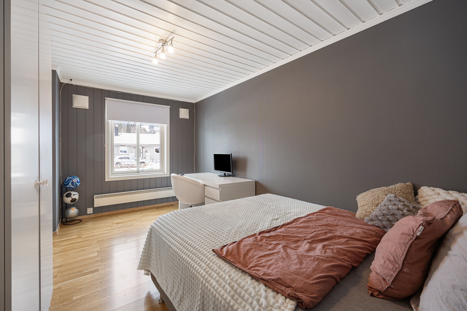 Soverom III er romslig med plass til stor seng, garderobe og annet ønskelig møblement. Galleribilde