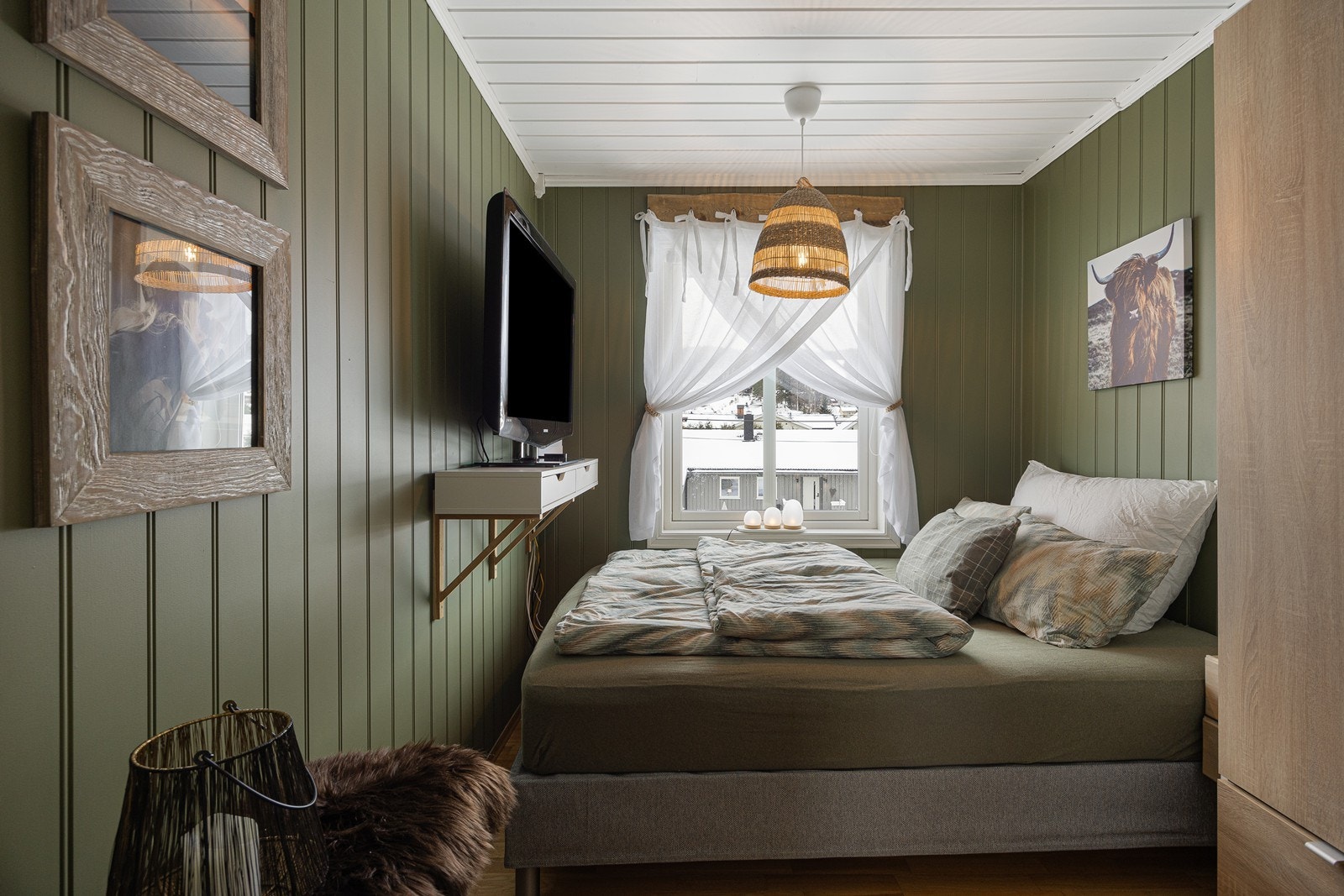 Oppe i første etasje er det etablert et soverom. Rommet var i opprinnelige byggetegninger stue. Galleribilde