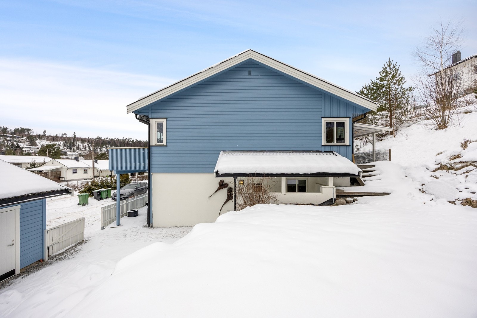 Inngangspartiet er på siden av boligen og har et praktisk takoverbygg. Galleribilde