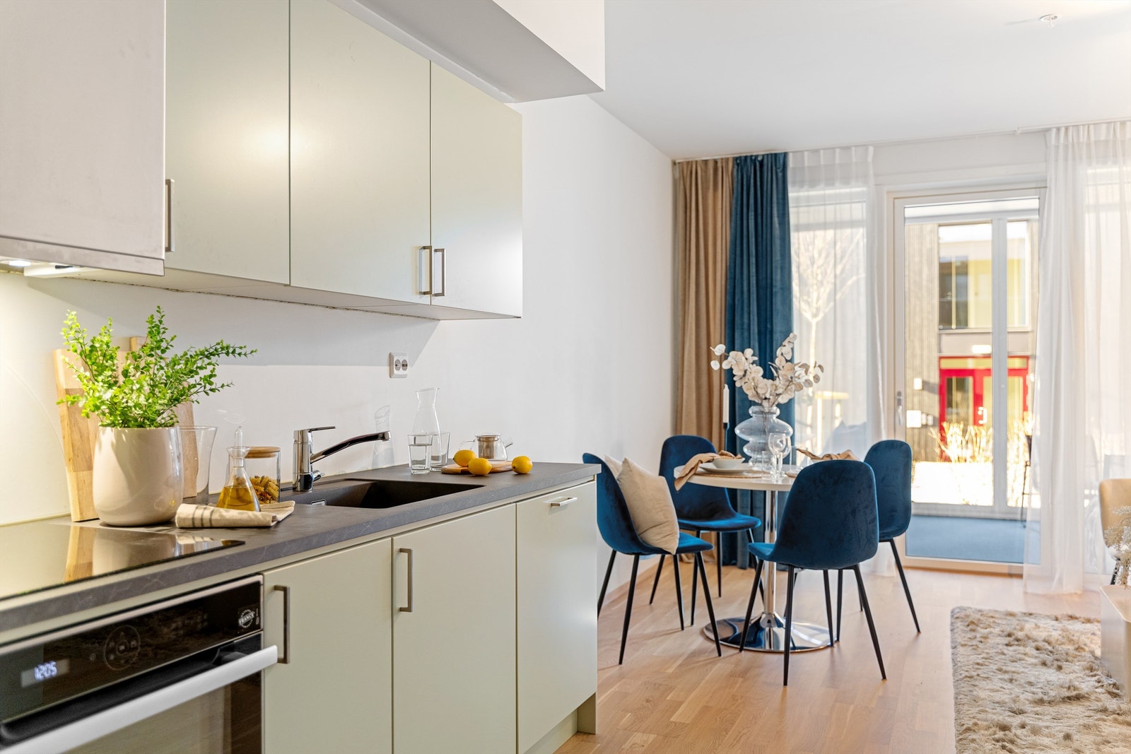 Kjøkkeninnredning fra Drømmekjøkken med integrerte hvitevarer som komfyr, koketopp, oppvaskmaskin, kjøleskap og frys. Galleribilde