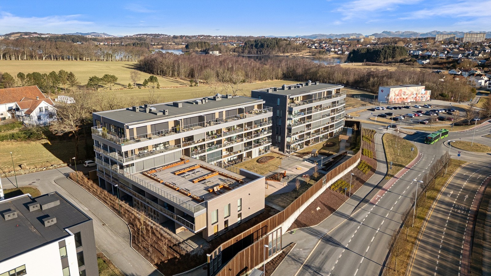 Leiligheten er lys og fin, nyoppført i 2021, beliggende like ved Madla Amfi og Store Stokkavann. Det medfølger fast parkering i garasjeanlegg med mulighet for elbil-lader. Galleribilde