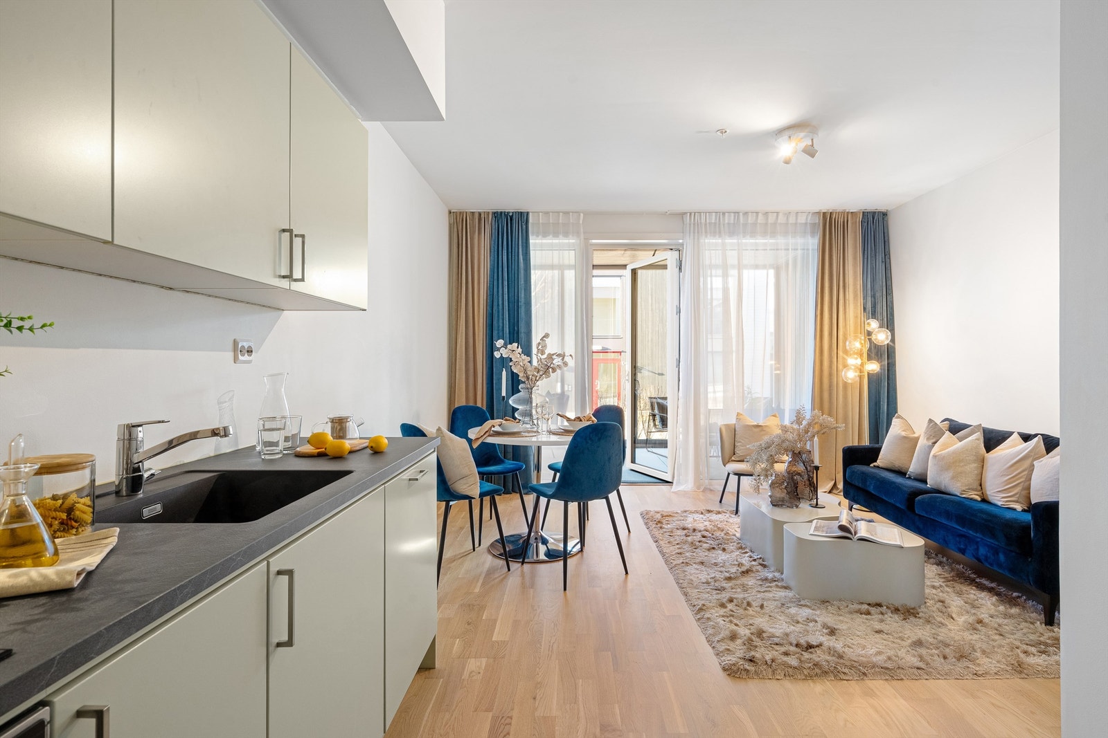 Ragbakken 2F, er en flott selveierleilighet med gjennomgående høy standard, vinduer fra tak til gulv og moderne og fint design. Galleribilde