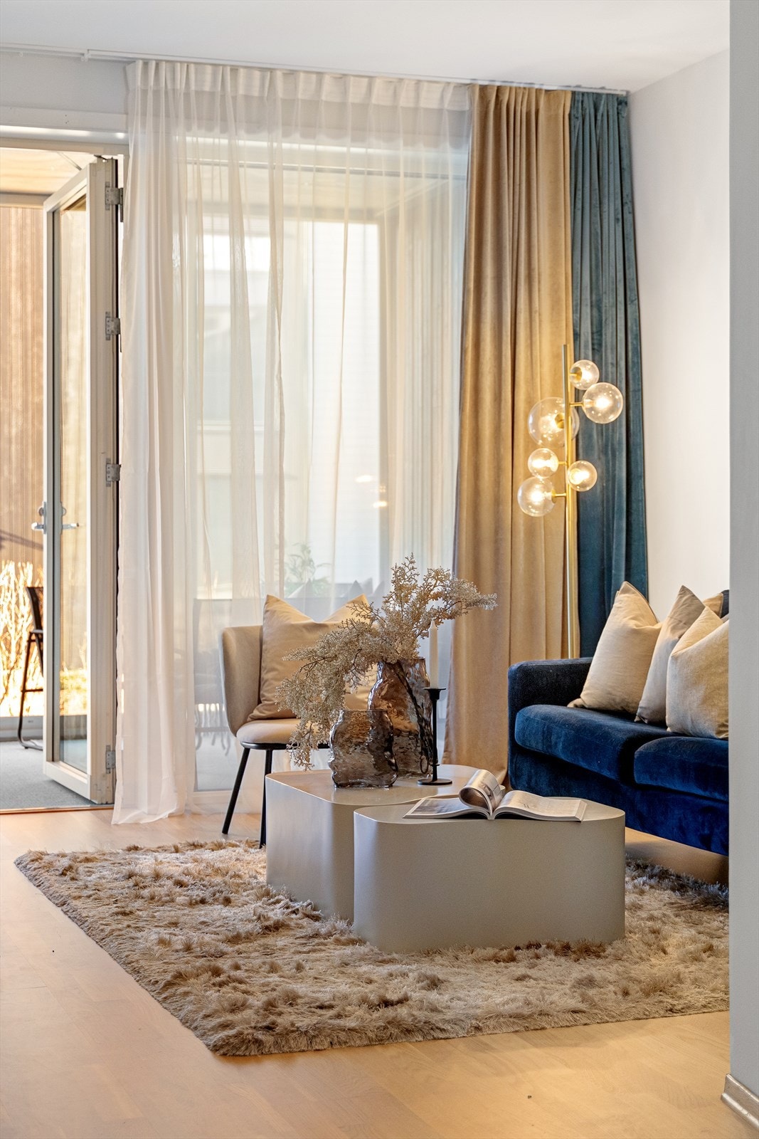 I stue og kjøkken er det enkelt å møblere med både salong og spisebord. Det er lyse slette vegger og fine gardiner hengt opp, som gjør rommet ekstra trivelig. Disse kan medfølge leiligheten om ønskelig. Galleribilde