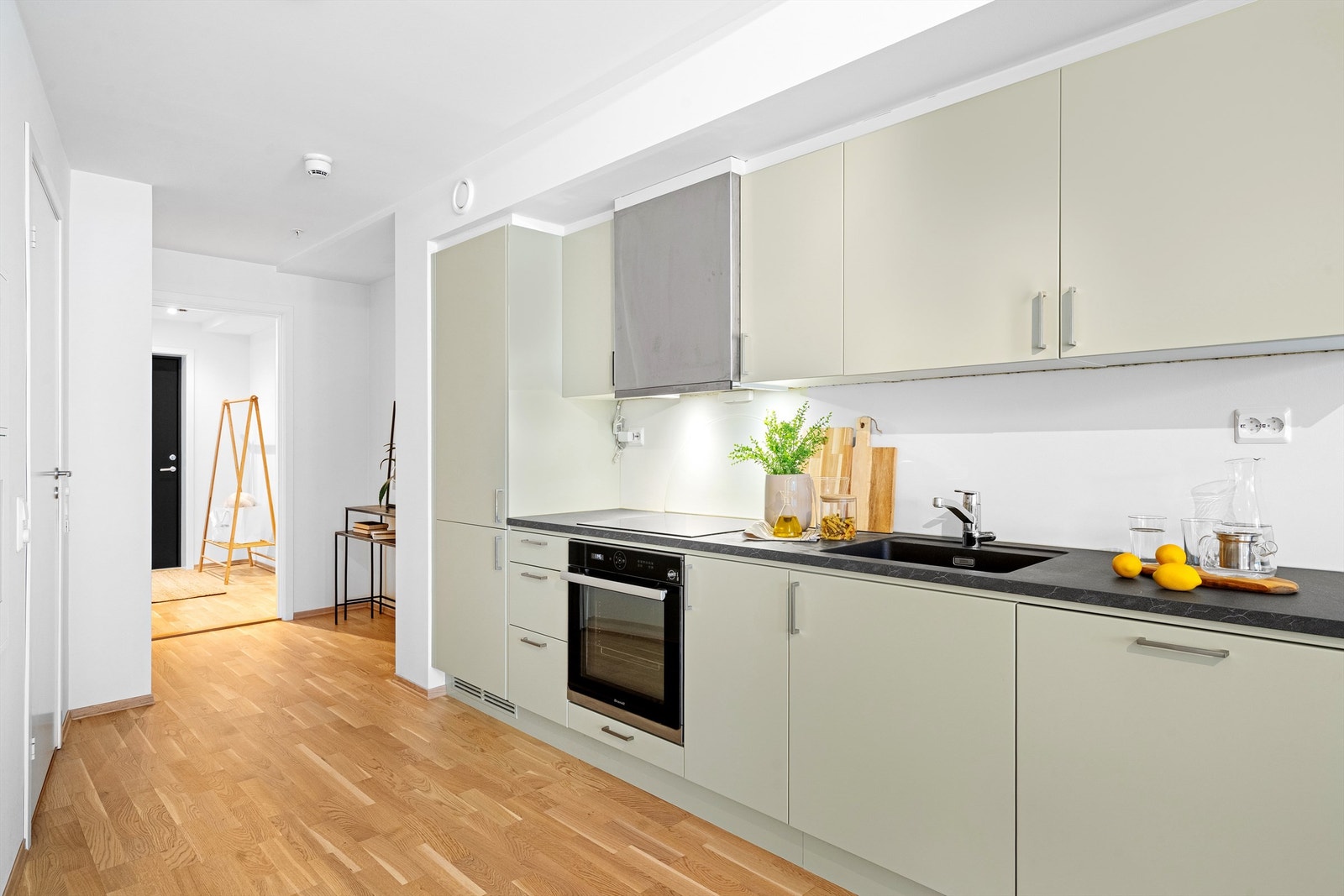 Kjøkkenet er i moderne og fint design med fronter i mint og mørk benkeplate. Galleribilde