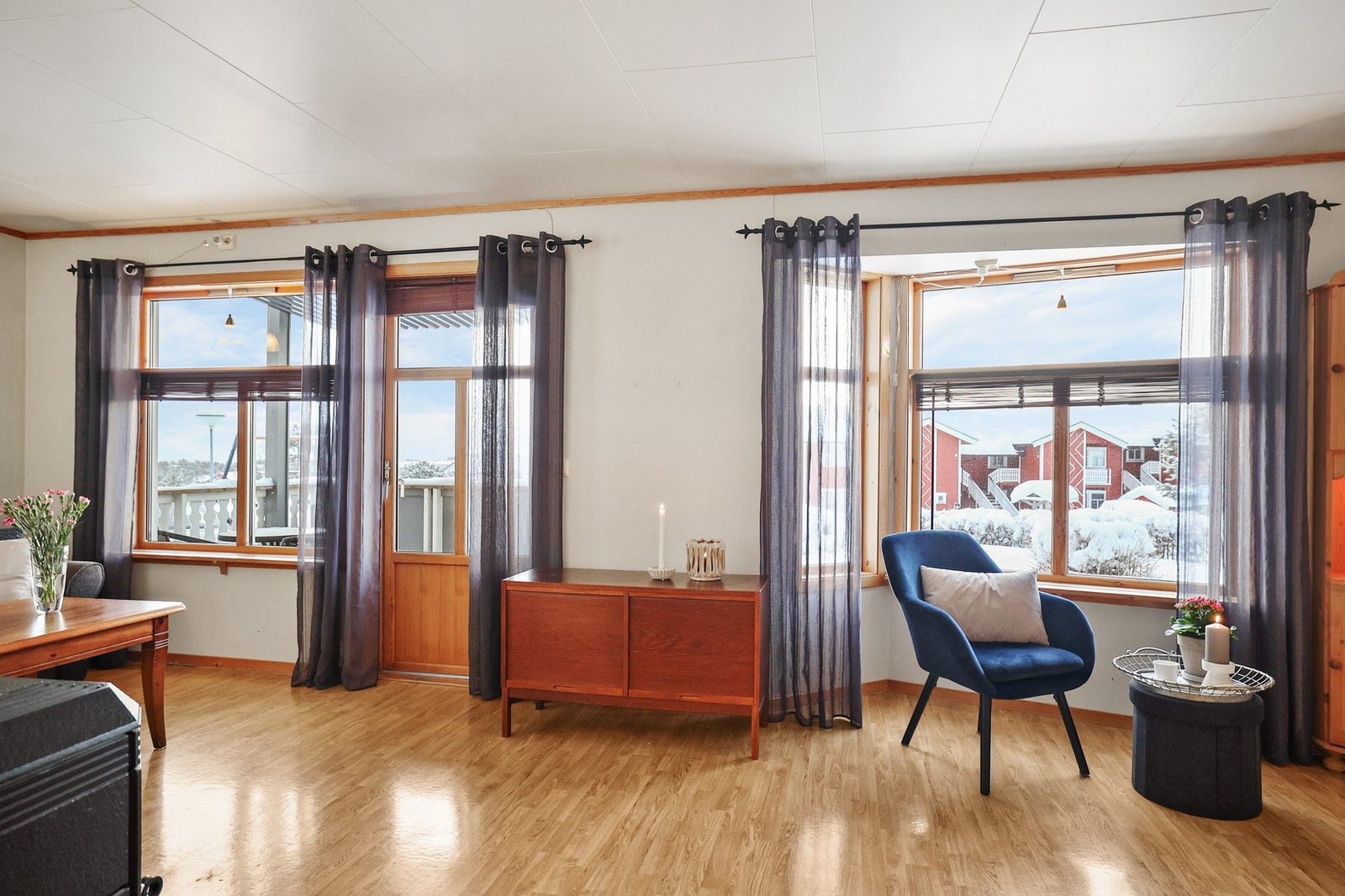 Fra stua er det adkomst til terrasse og hage Galleribilde