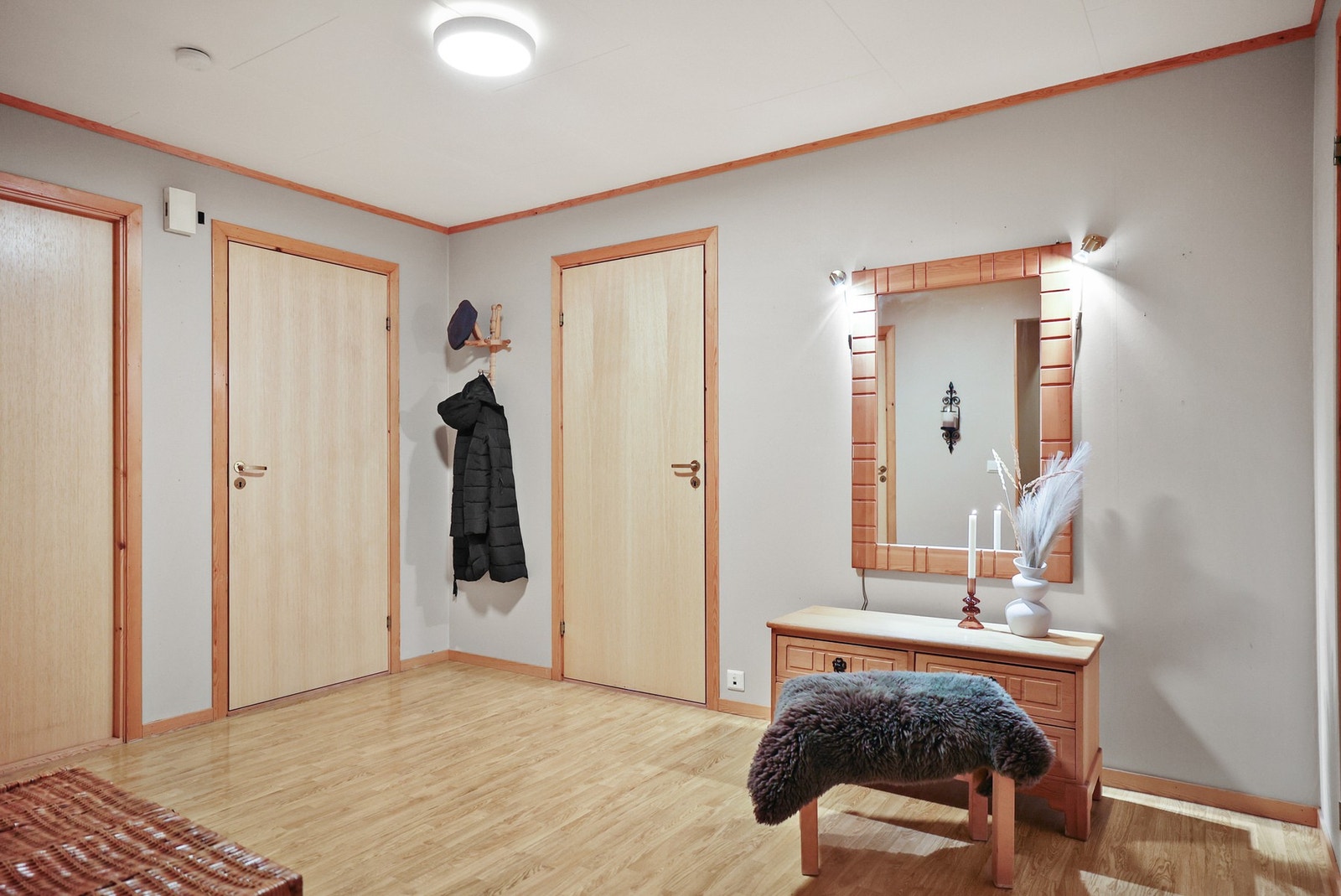 Fra hallen er det adkomst til badet, alle tre soverommene og den innvendige boden Galleribilde