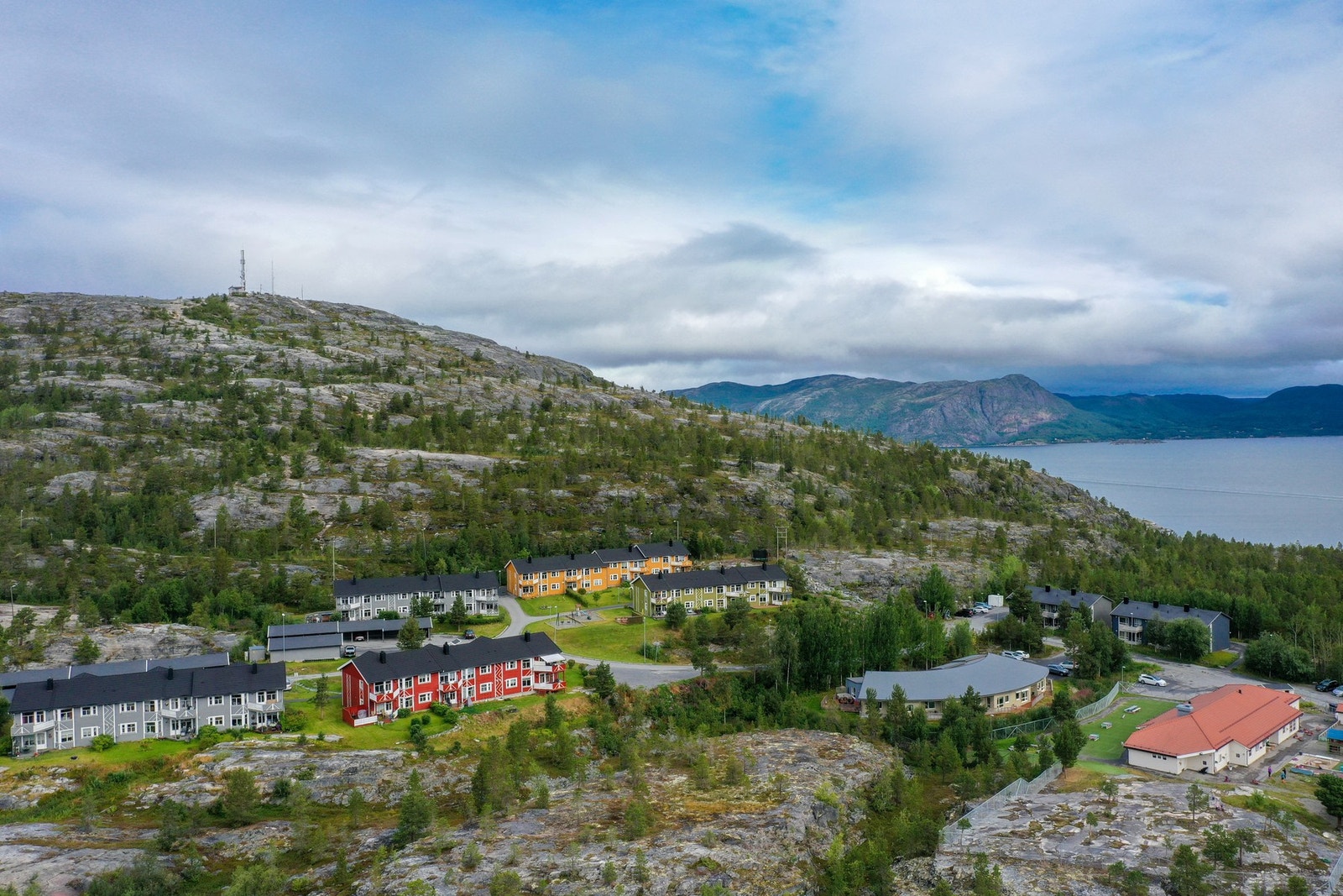 Borettslaget ligger like under komsafjellet med kun noen meter til lysløype. Galleribilde