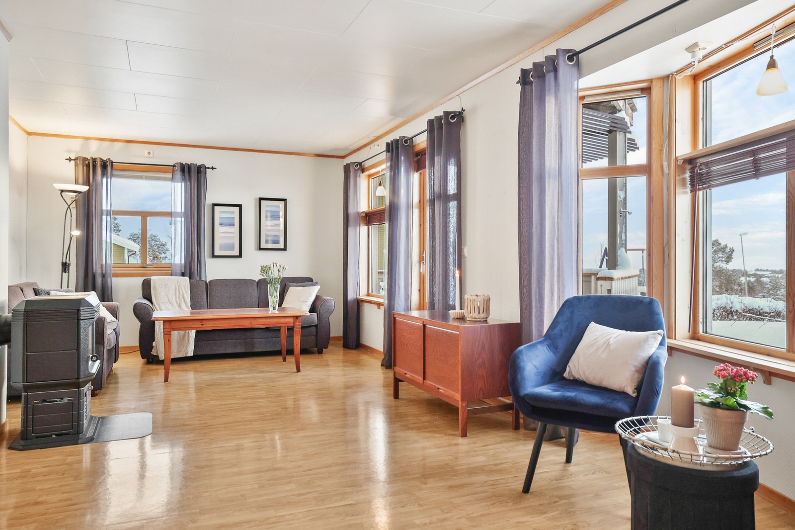 Store vindusflater i stua. Galleribilde