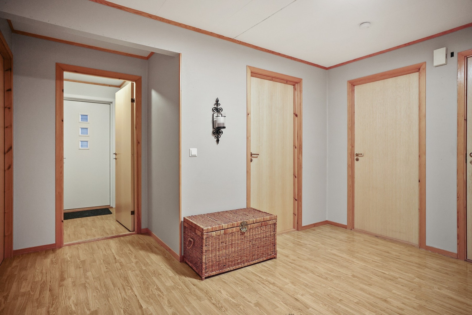 Fra vindfanget kommer du inn i en romslig hall Galleribilde