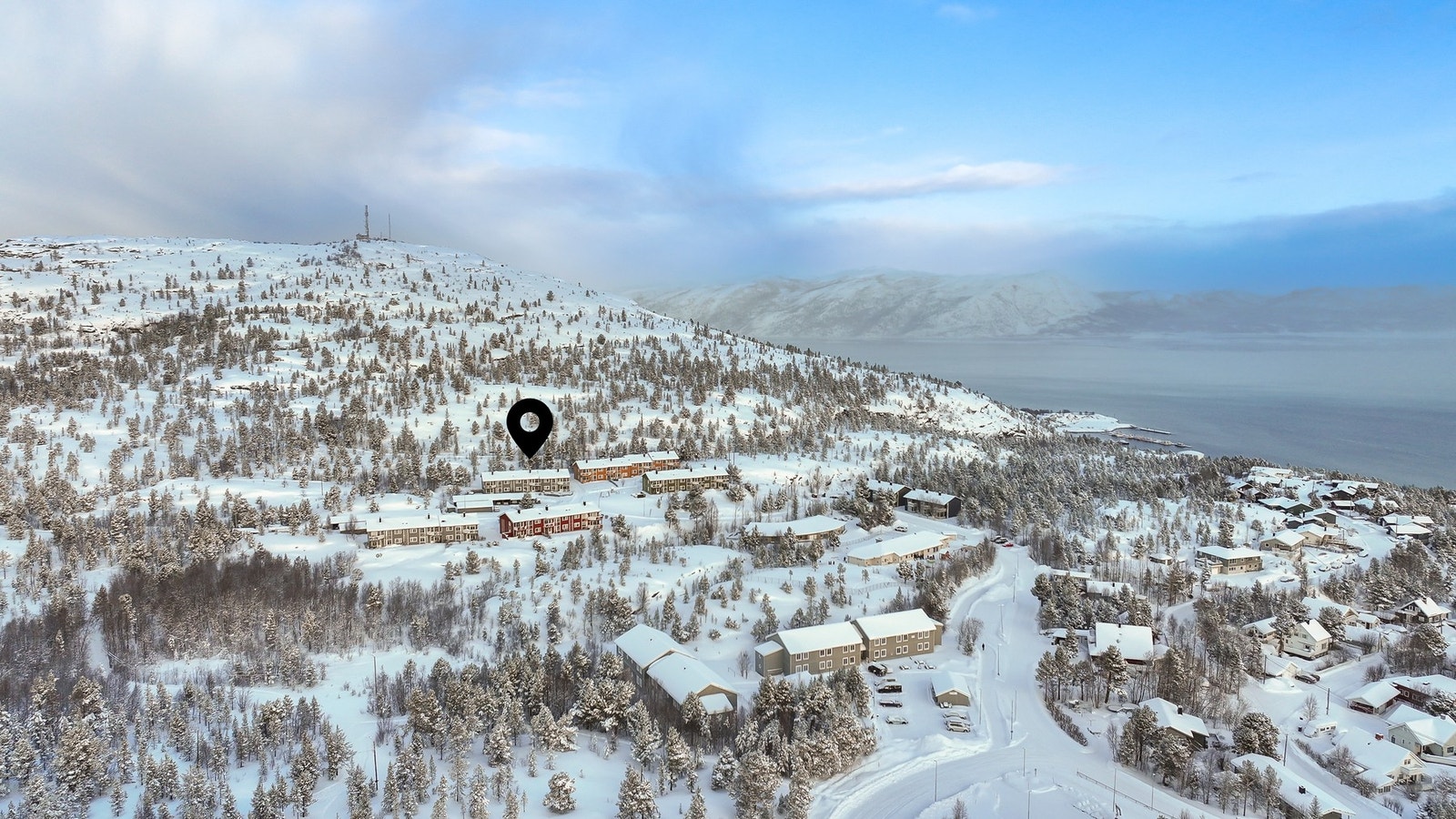 Komsa borettslag ligger idyllisk plassert i enden av en blindvei - med friområder rundt Galleribilde