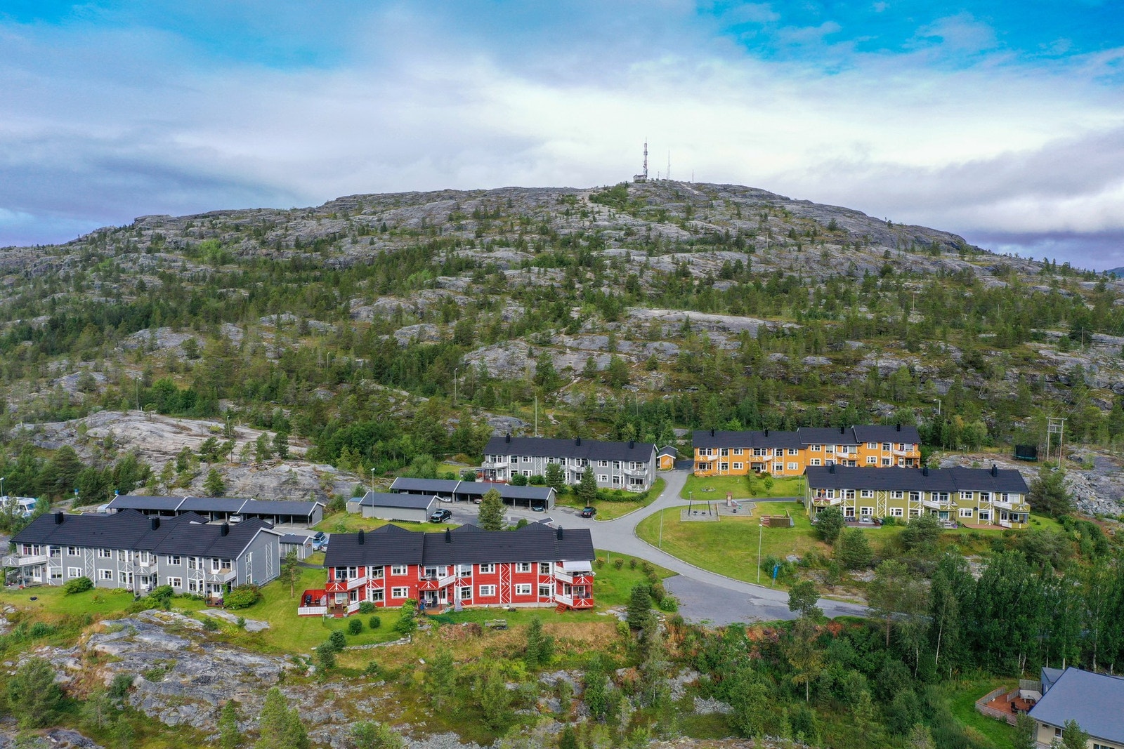 Komsa borettslag med Komsatoppen i bakgrunnen Galleribilde