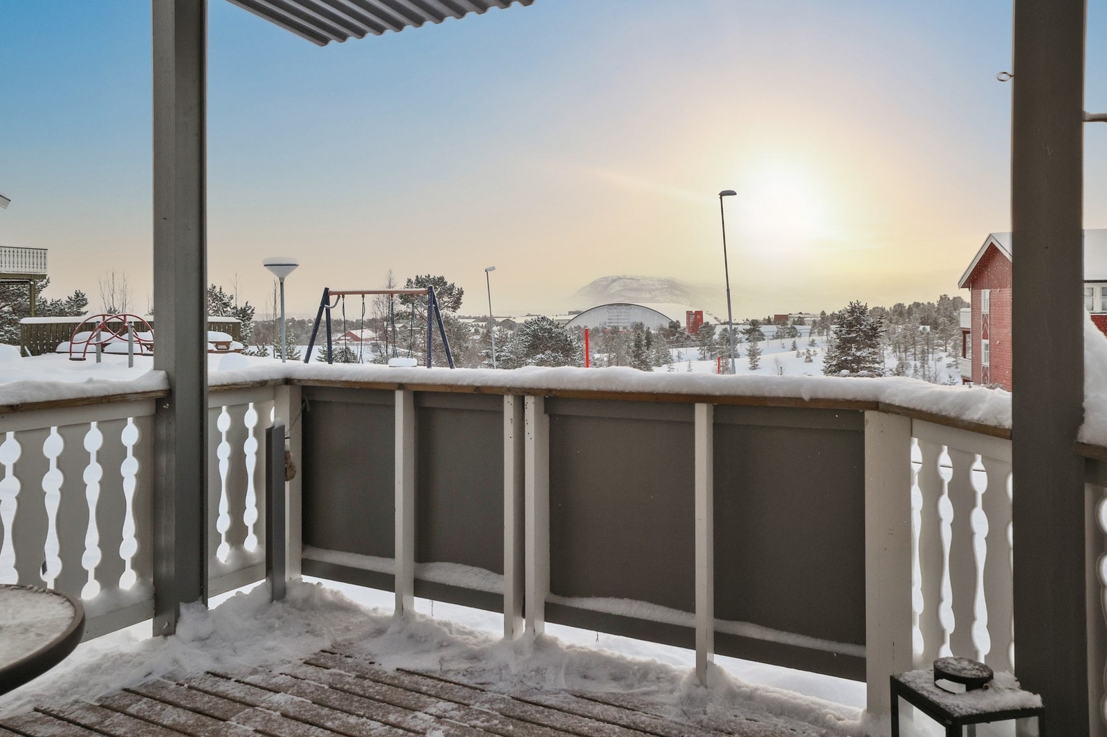 Fra stuedelen er det utgang til terrasse med fin utsikt Galleribilde