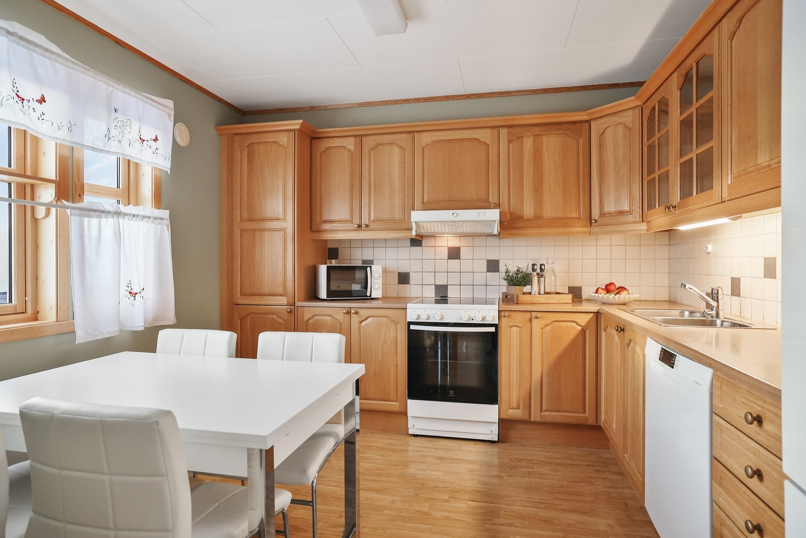 Kjøkken med god plass for spisebord. Galleribilde