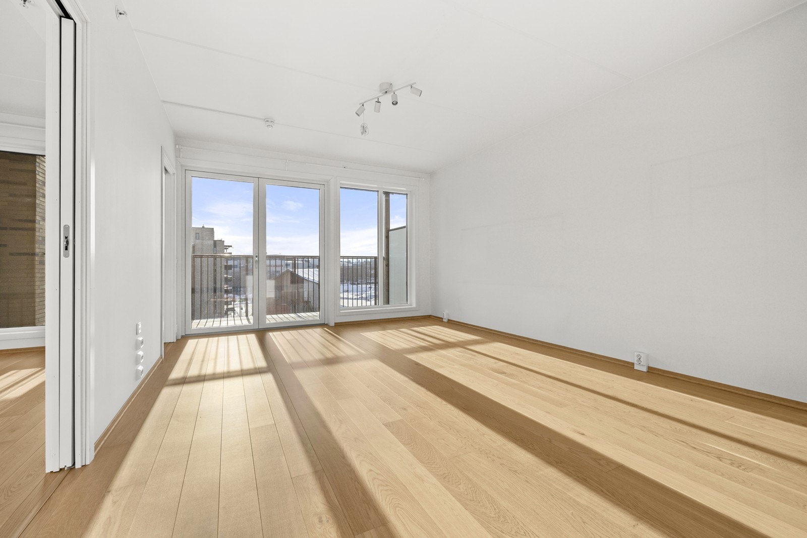 Fra stuen er det utgang til den langstrakte, overbygde balkongen. Galleribilde