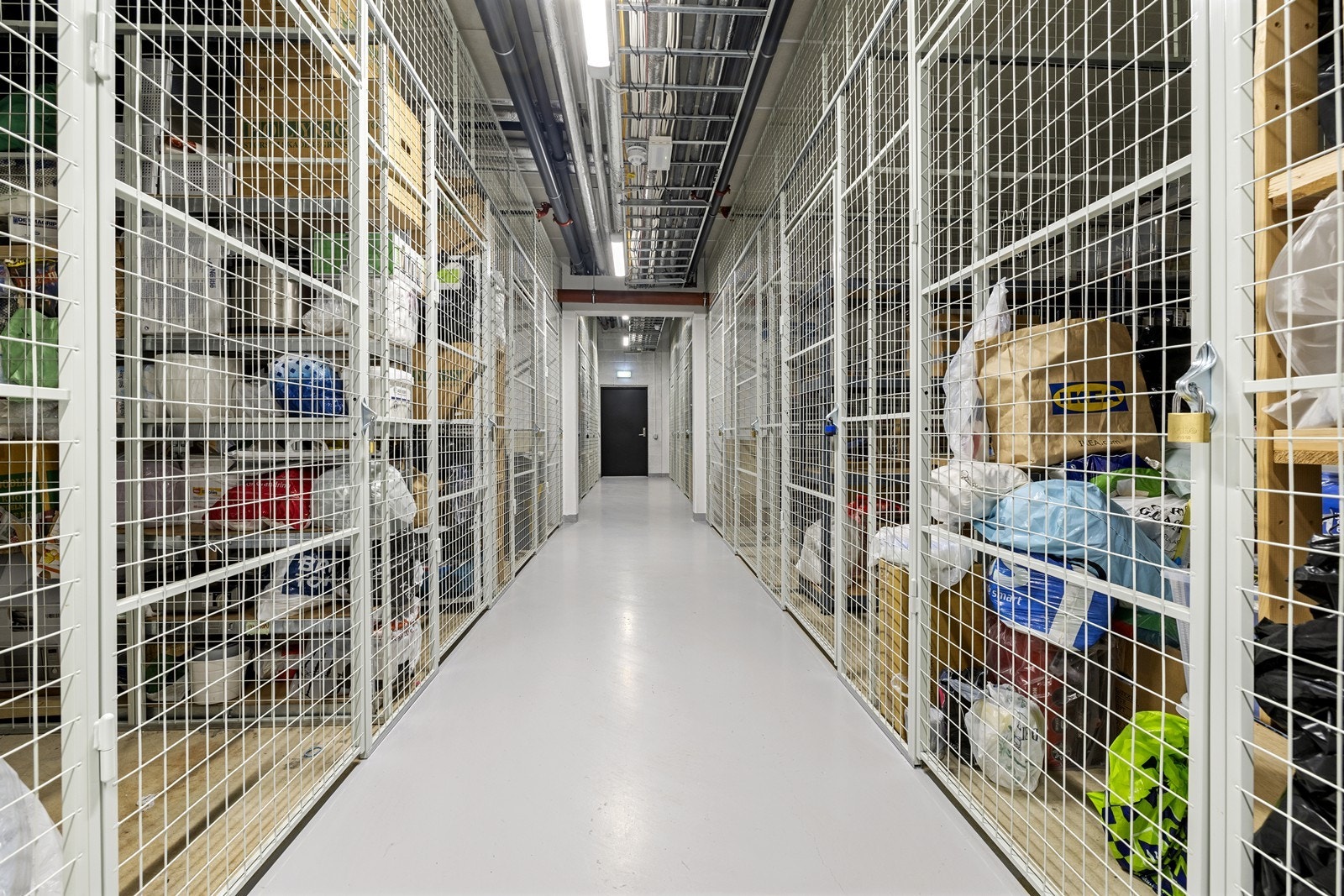 Leiligheten disponerer en bod på 3 m² i fellesareal i kjelleren for ekstra lagringsplass. Galleribilde