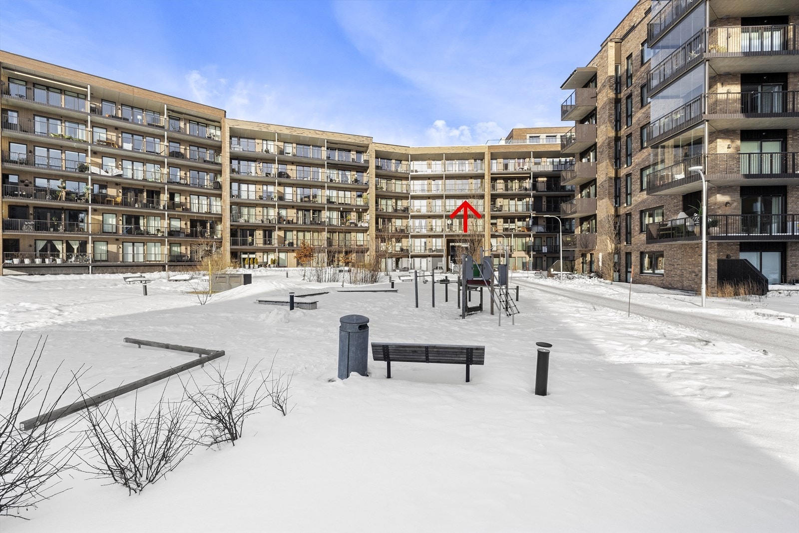 Lekeplasser på fellesområdene gjør dette til et godt bomiljø for barnefamilier. Velkommen til visning! Galleribilde