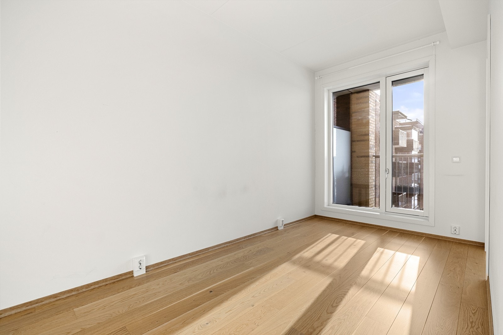 Rommet har plass til dobbeltseng og garderobeløsning, og er et lunt og privat rom. Galleribilde