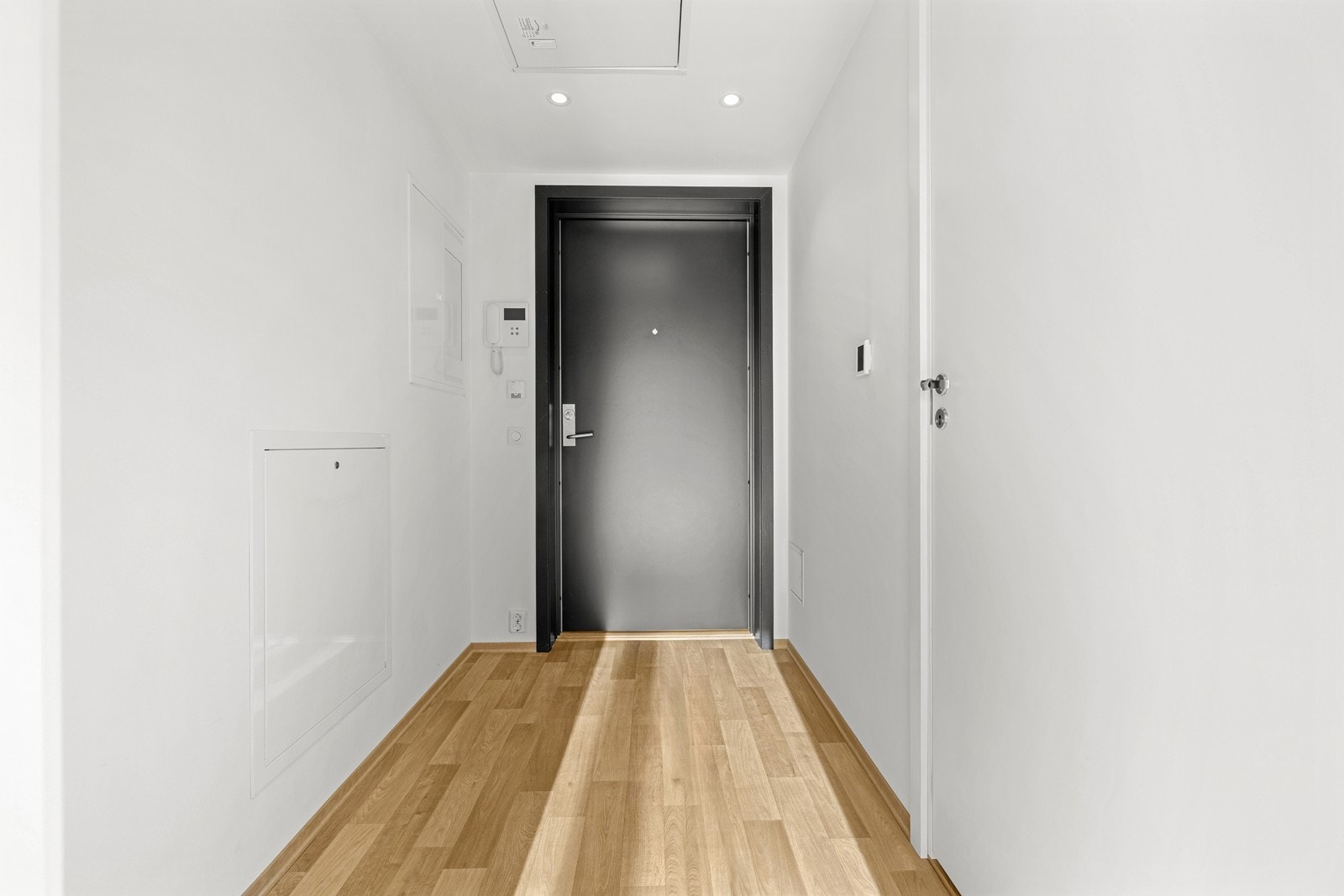 Entréen er lys og innbydende, med downlights i taket og direkte tilgang til bad og stue. Galleribilde