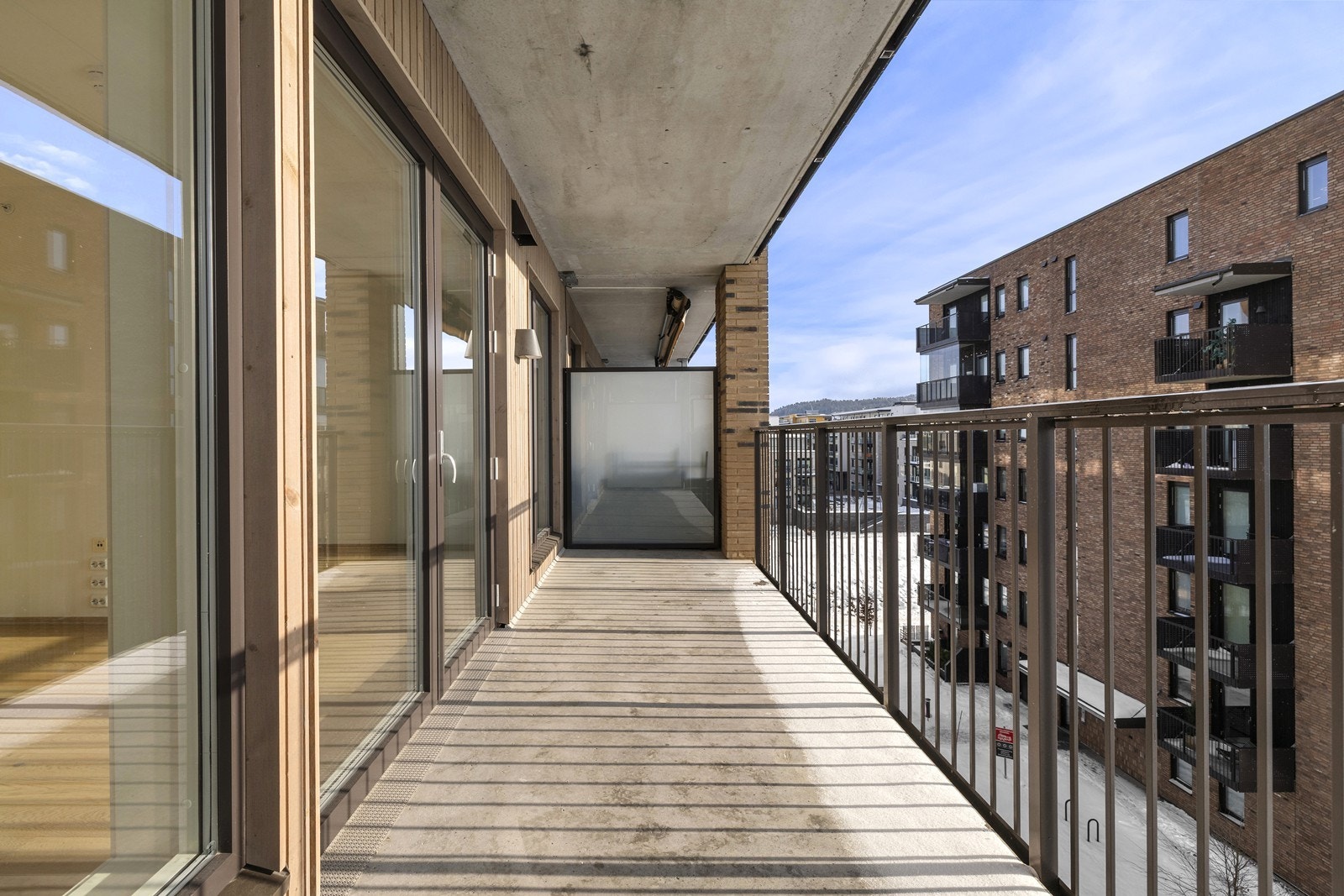 En privat uteplass i et moderne bygg fra 2023. Galleribilde