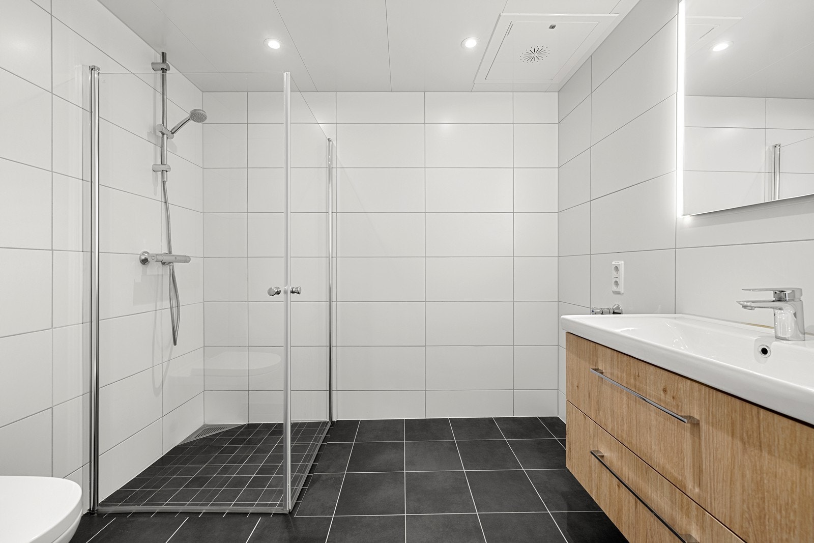 Helfliset og funksjonelt baderom med komfortabel gulvvarme. Galleribilde