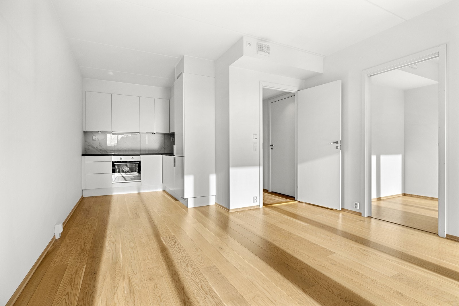 Kjøkkenet er praktisk integrert i oppholdsrommet, med god arbeidsflyt og smarte løsninger. Galleribilde