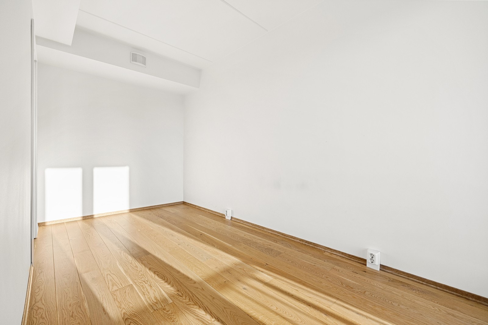 Også her er det parkett på gulvet og malte, lyse vegger. Galleribilde