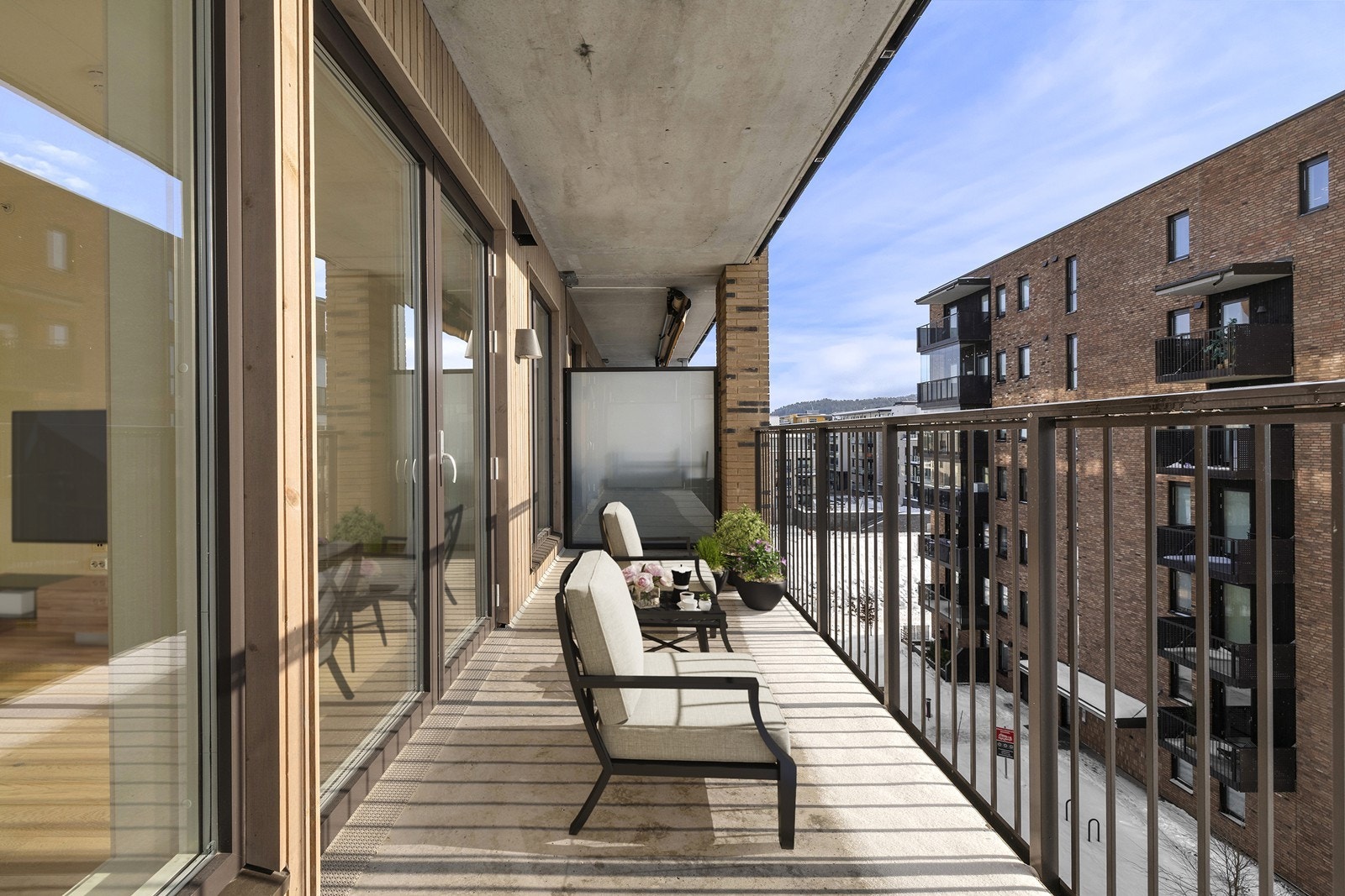 Den store, overbygde balkongen på 11 m² blir en naturlig forlengelse av stuen. Bildet er digitalt stylet. Galleribilde