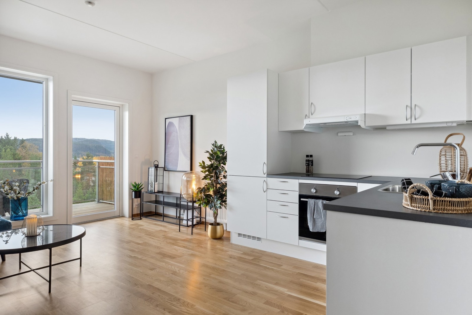 De store vindusflatene slipper inn rikelig med naturlig lys og skaper en behagelig og innbydende atmosfære. Galleribilde