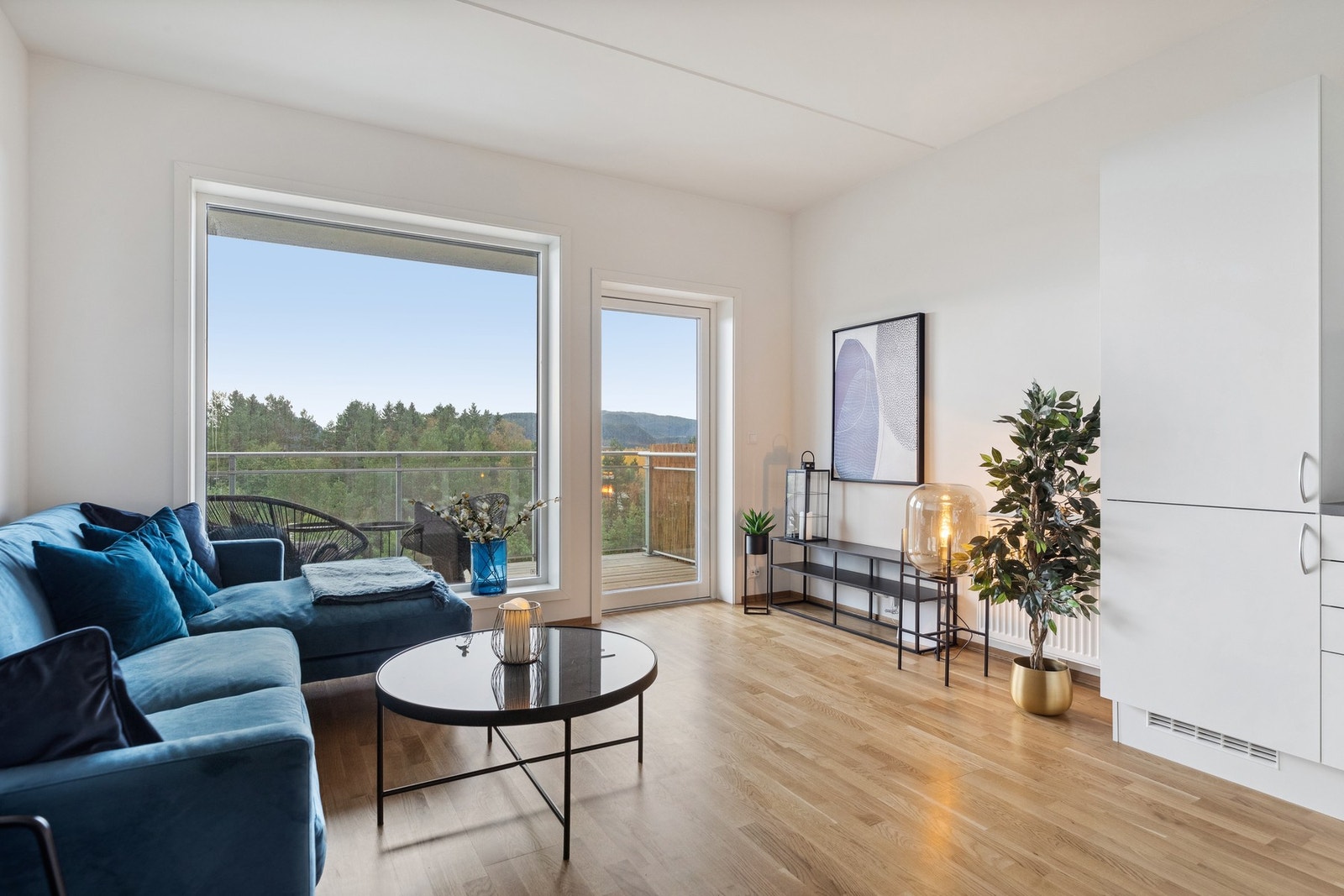 Luftig stue med frodig utsikt og helt uten innsyn. Galleribilde