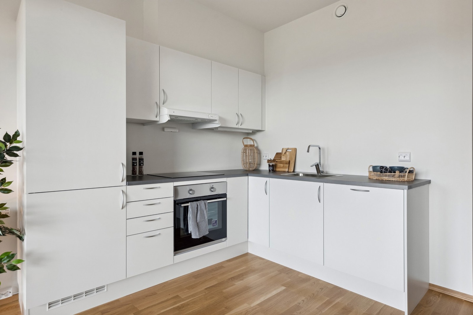 Kjøkkenet har fleksible veggflater for hyller eller dekor. Galleribilde