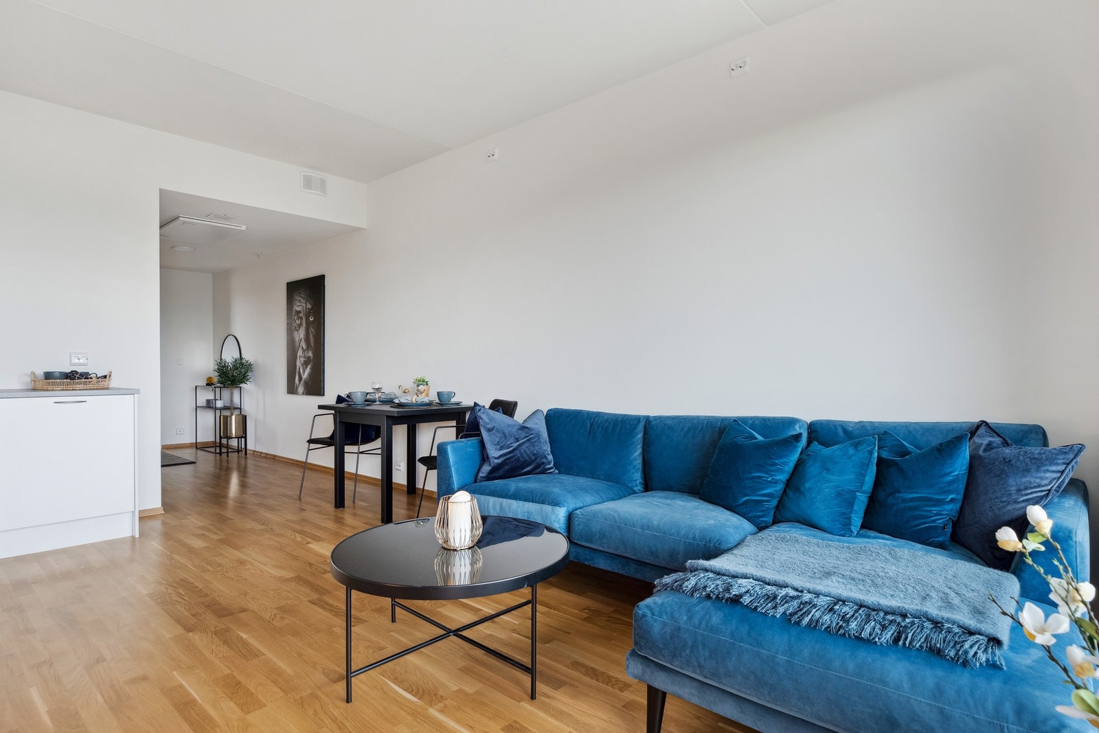 På stuen er det god plass til både hjørnesofa og spisebord. Galleribilde