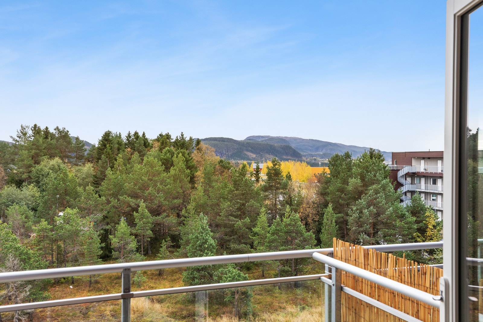 Balkongen er sørvendt med svært gode solforhold. Galleribilde