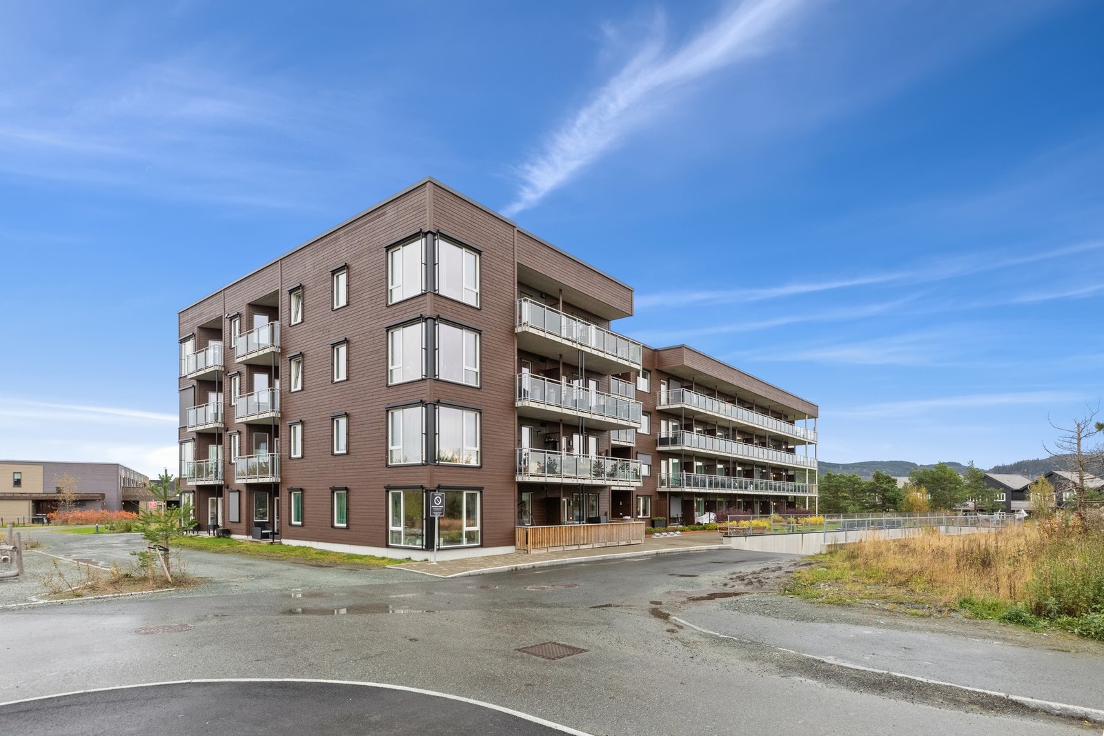 Leiligheten disponerer parkeringsplass og bod i kjeller. Galleribilde