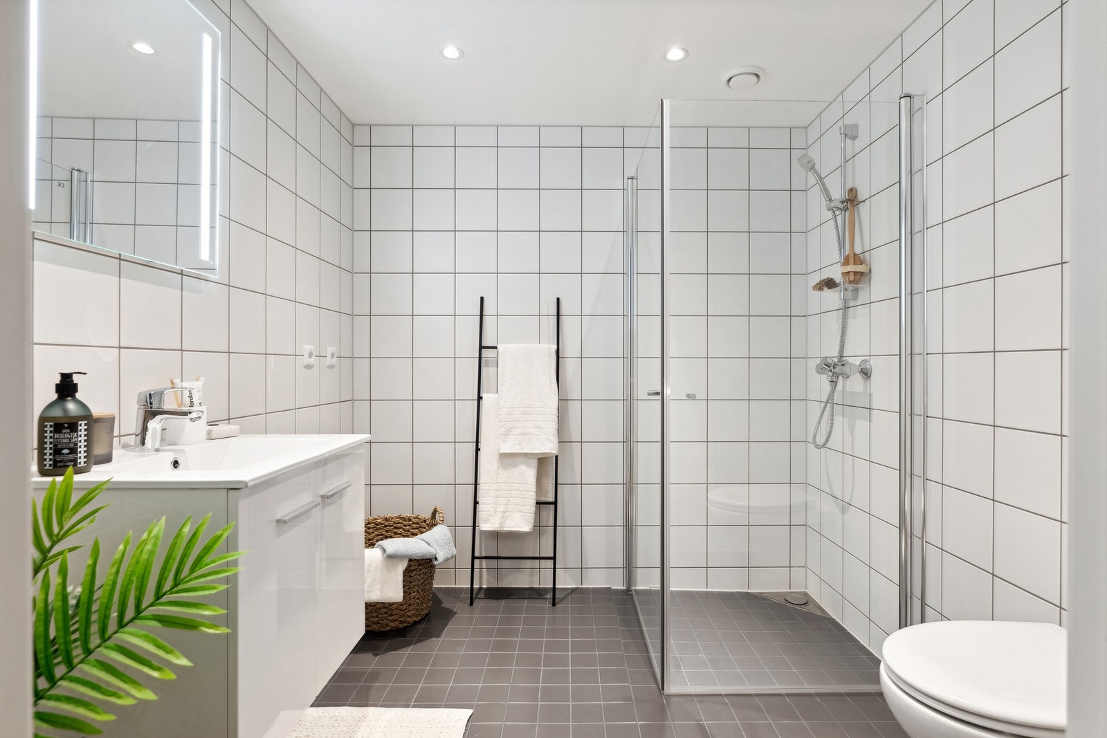 Romslig, flislagt bad med behagelige varmekabler i gulvet. Galleribilde