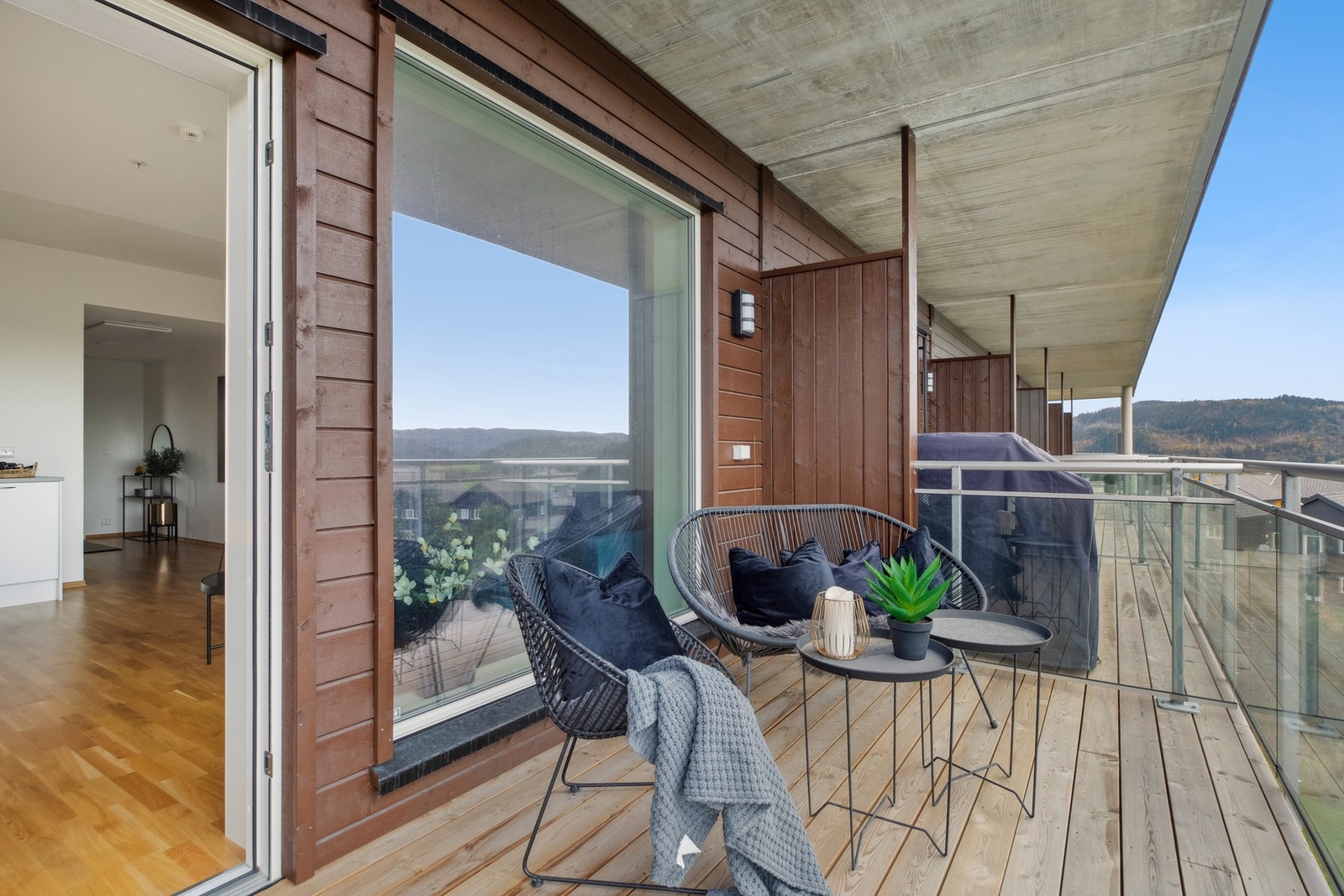 Stuen forlenges i en stor balkong på 9 kvm med god plass til sittegruppe under tak. Galleribilde