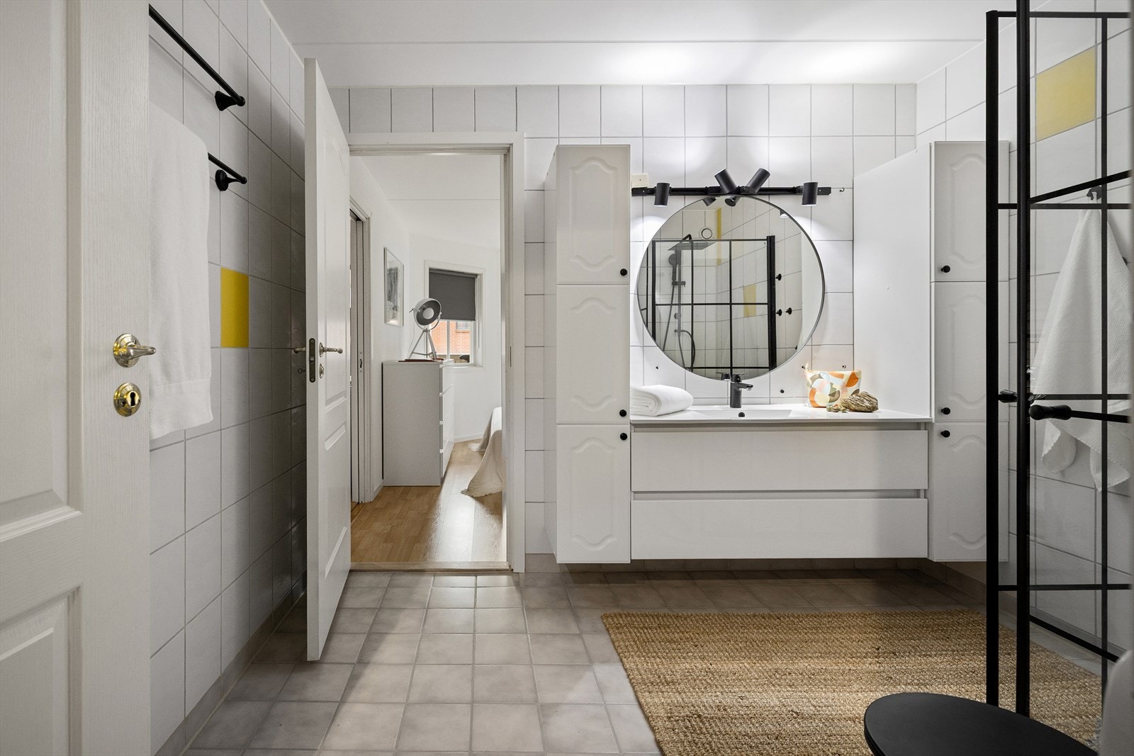 Innenfor hovedsoverommet ligger badeværelset. En sort, hvit og gul grafisk stil gjør dette til et lekent og elegant rom med en tøff sortrammet dusjsone. Galleribilde