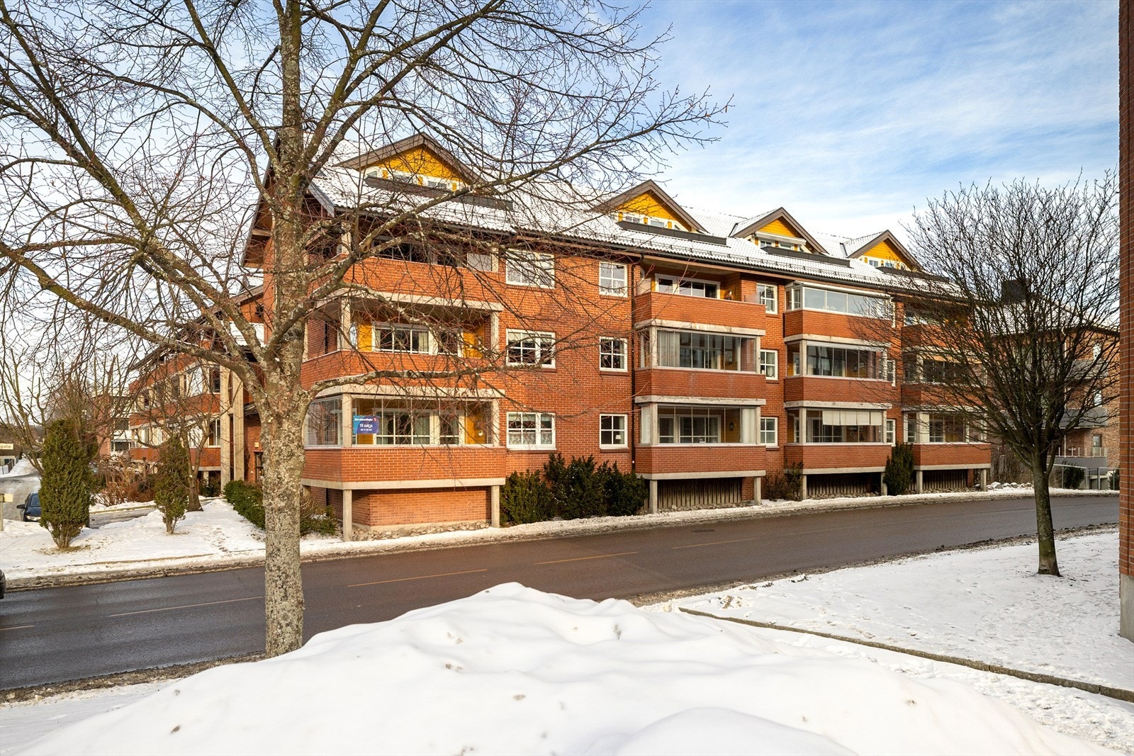 Den teglsteinskledde bygården heter Færder borettslag og ligger med en kortside mot riksvei 118 som strekker seg gjennom byen, og langsiden mot Hals´gate, en fredelig blindgate med trafikk kun fra beboerne. Galleribilde