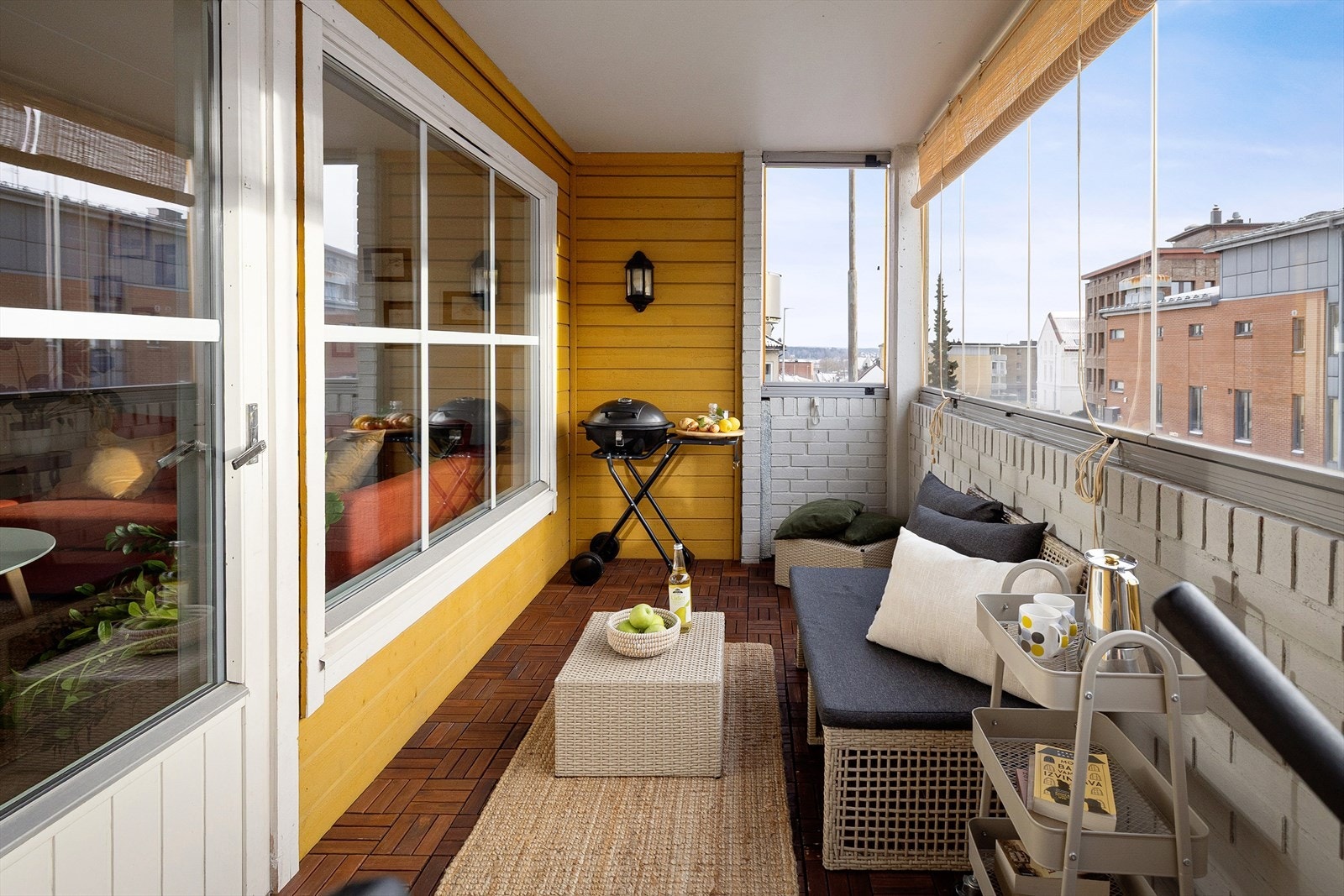 Balkongen gir en god følelse av åpenhet- spesielt fordi vi er oppe i 2. etasje. Å kunne benytte balkongen i all slags vær, gir en ekstra dimensjon i hverdagen, og når været er godt, åpner du opp og sitter utendørs. Galleribilde