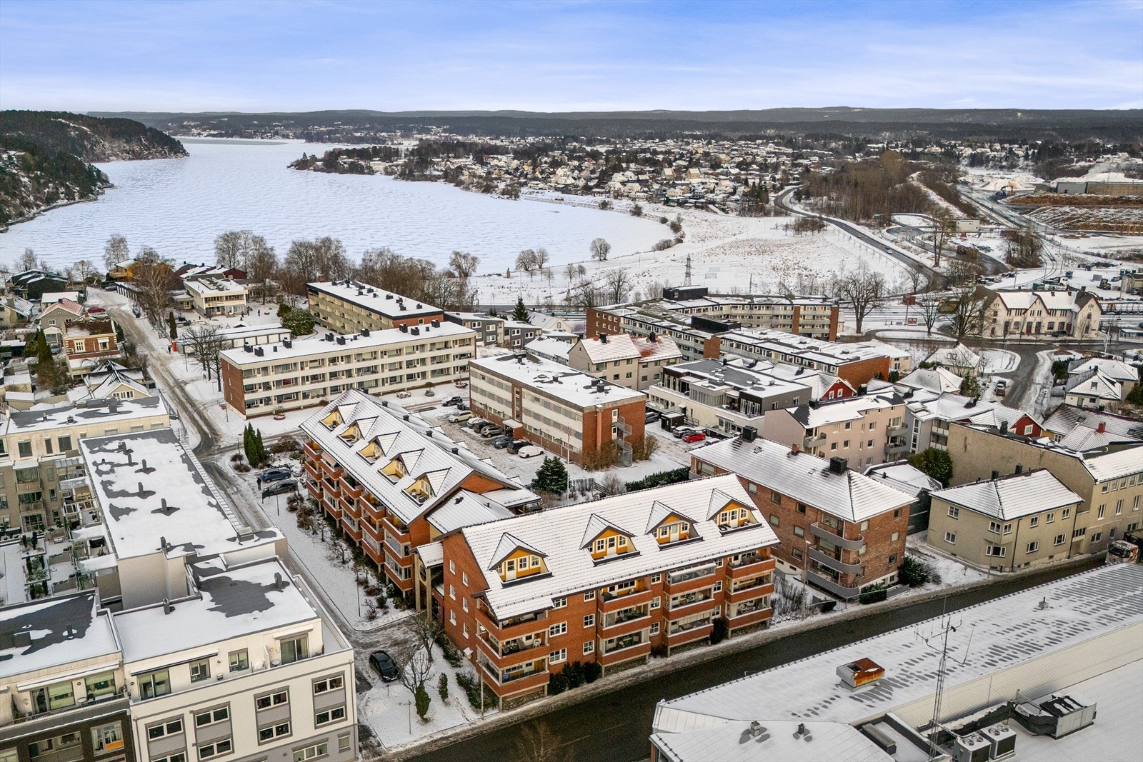 I Hals´gate 18 bor du praktisk talt midt i sentrum med korte avstander til alle byens fasiliteter. Man bor også svært nær aktivitets- og turområdet Glengshølen, som mange setter stor pris på. Galleribilde