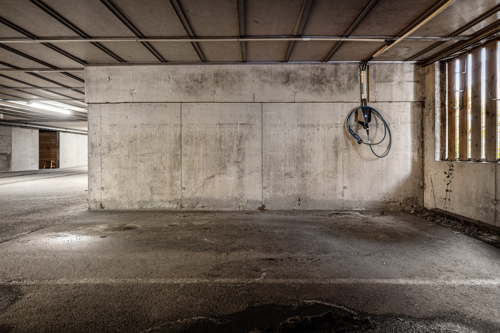 Boligens p-plass med elbillader. Galleribilde