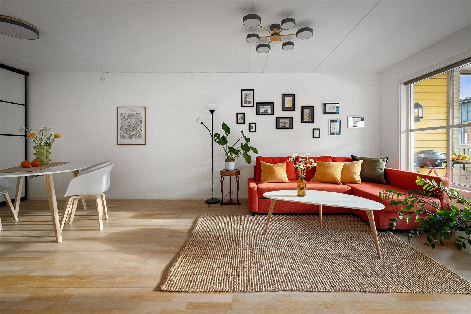 Boligens elegante planløsning, åpne flater og store vinduer skaper en lys og frisk atmosfære. Galleribilde