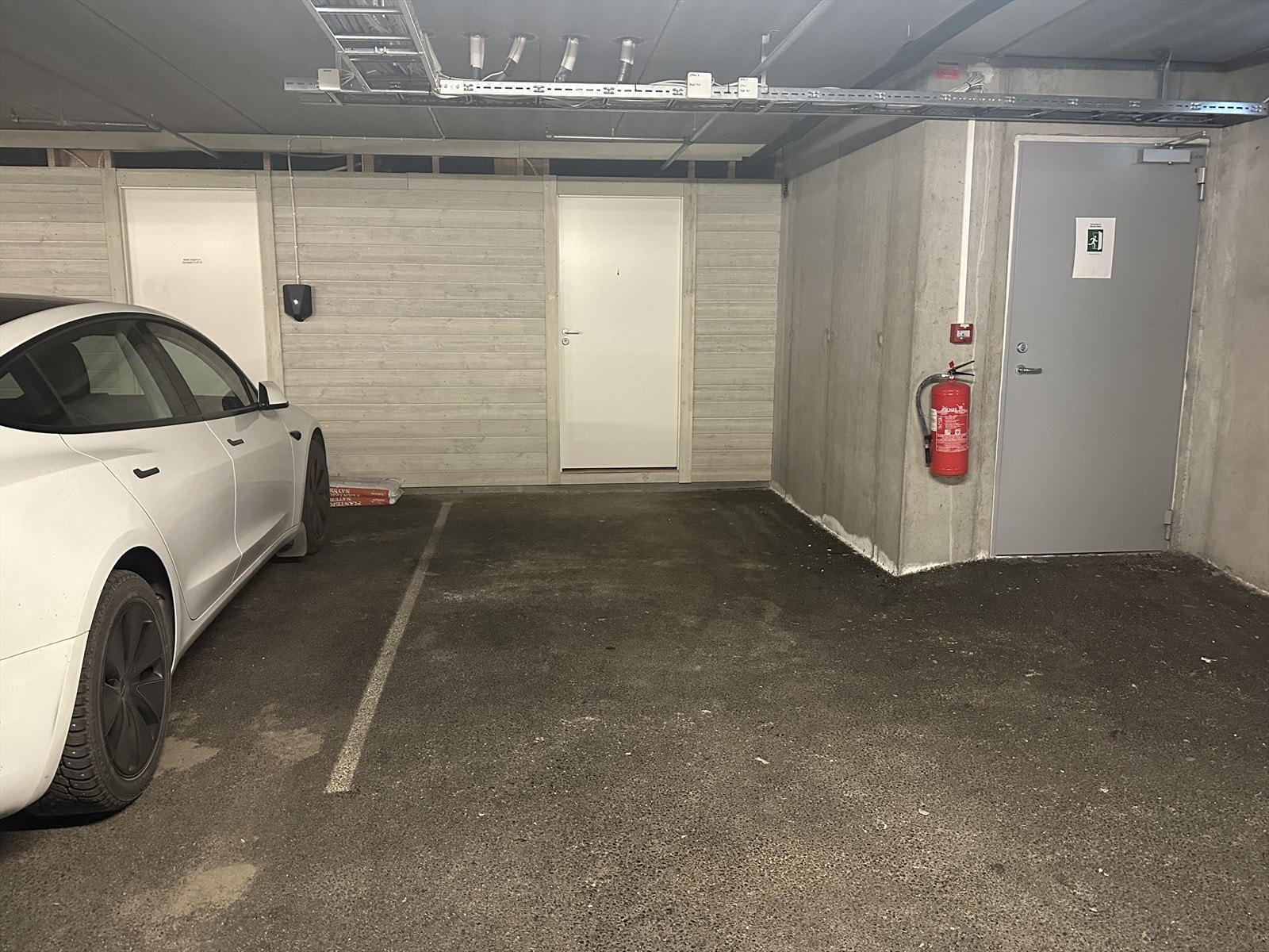 Fast parkeringsplass med tilhørende bod følger leiligheten Galleribilde