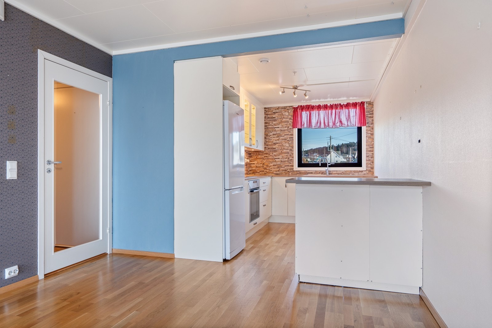 Delvis åpen løsning mot stuen Galleribilde