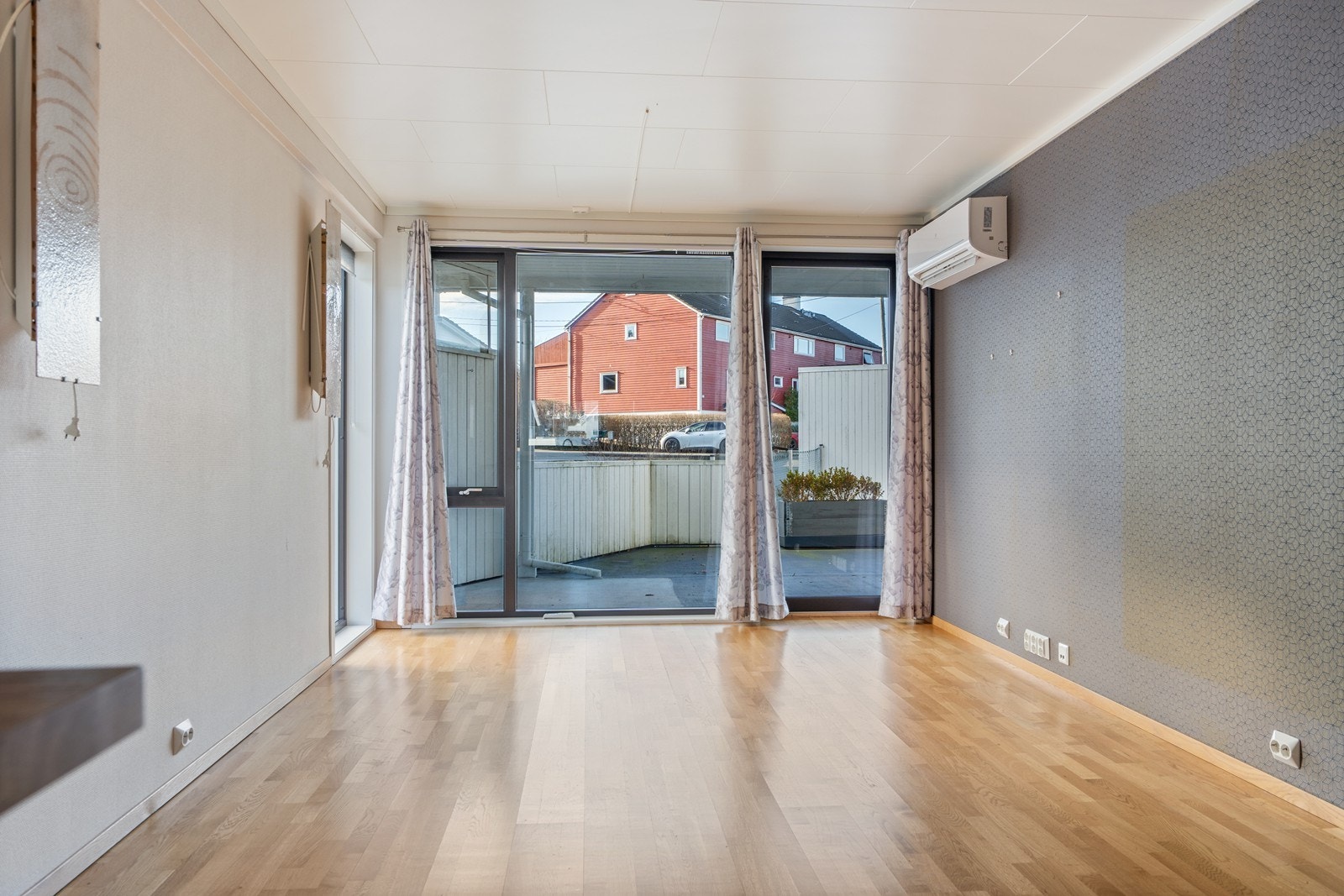 God plass til sofagruppe og spisestue. Utgang til en stor solrik terrasse Galleribilde