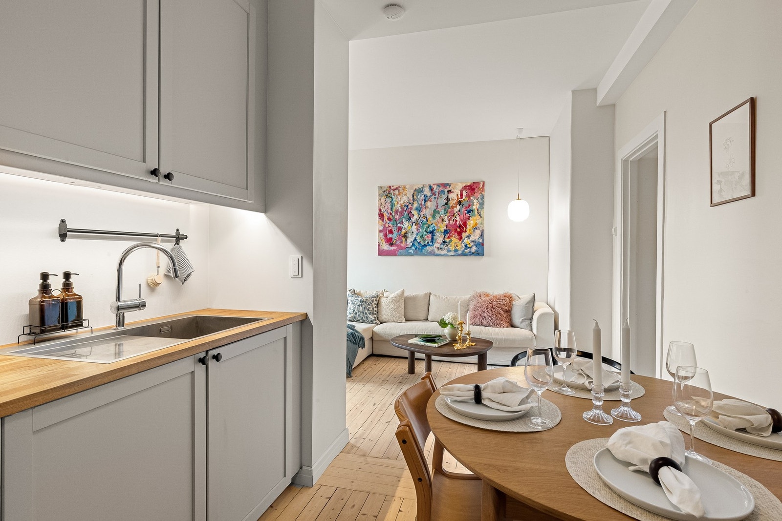 Plass til stort spisebord hvor man kan varte opp til hverdags og fest! Galleribilde