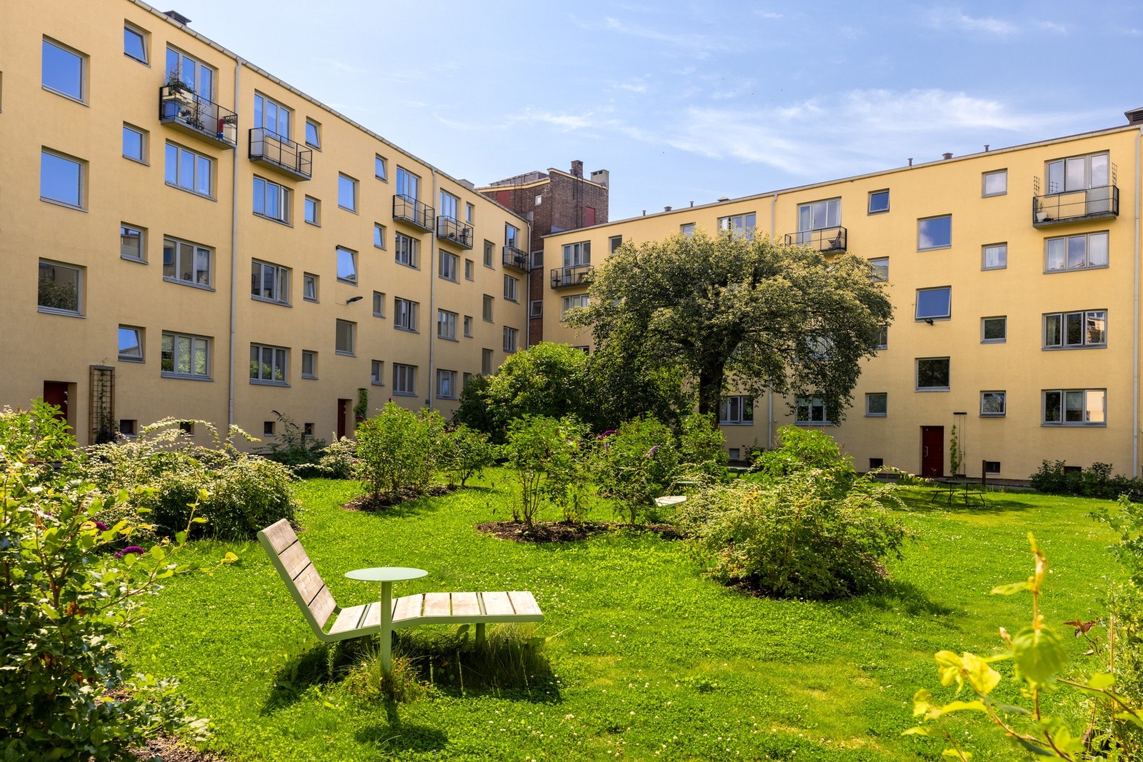 Her bor man i et godt drevet aksjelag med fasiliteter som bergvarme, gjesteleilighet, fellesvaskeri, sykkelboder, oppbevaring for barnevogn og tre svære, flotte gårdsrom som benyttes av alle beboere. Galleribilde