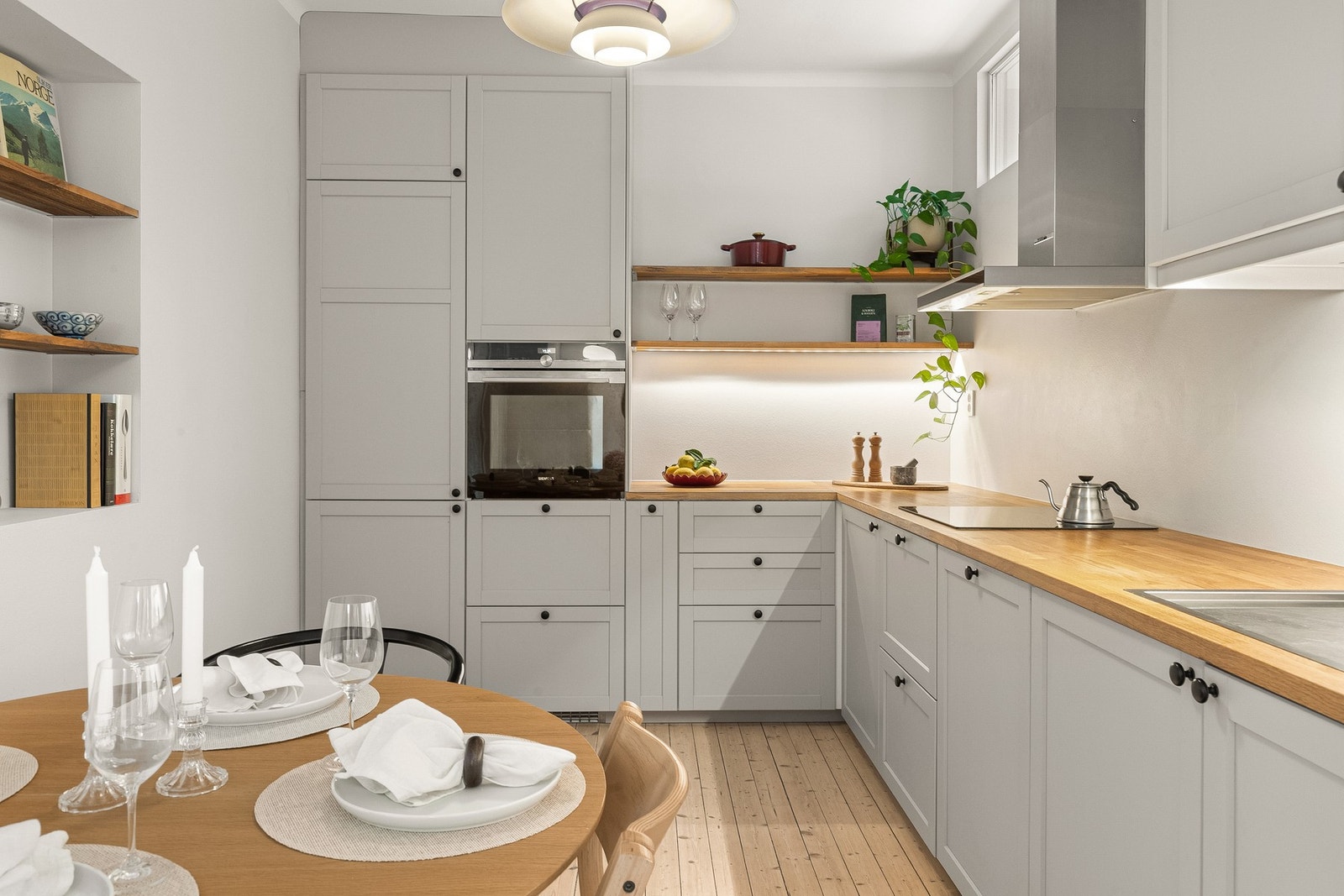 Videre er kjøkkenet utsmykket med dekorative hyller for oppbevaring. Galleribilde