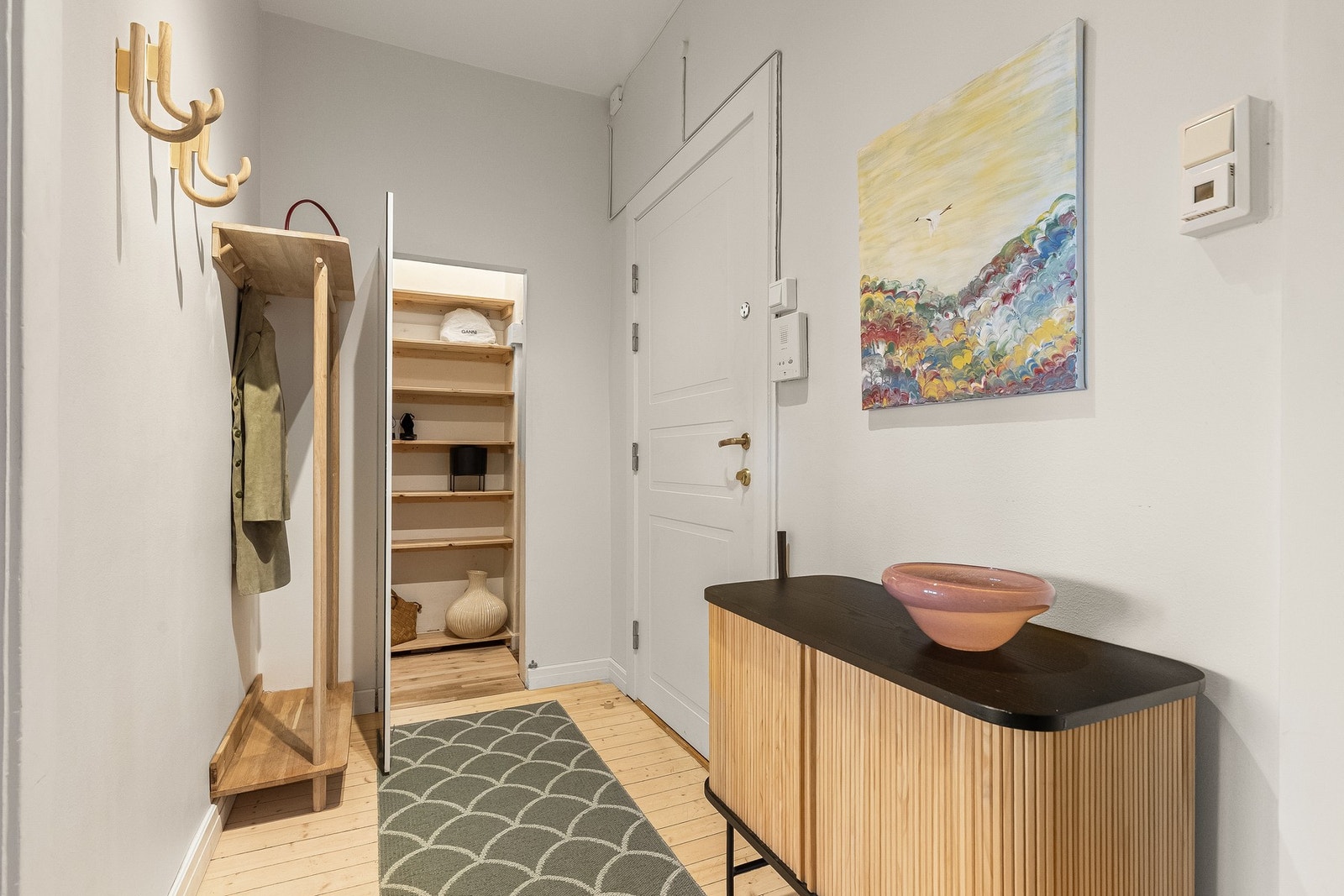 Ytterligere oppbevaring i smart bodareal med speilfront. Galleribilde