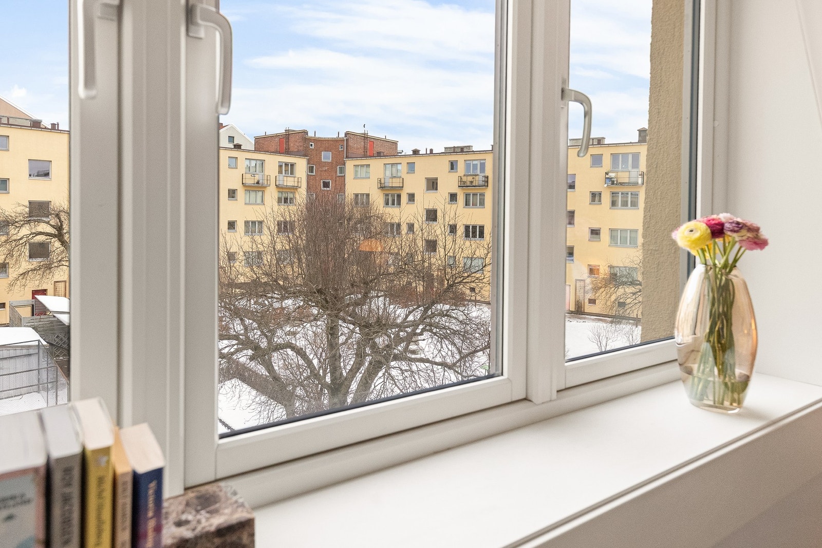 Stille gårdsrom. Galleribilde